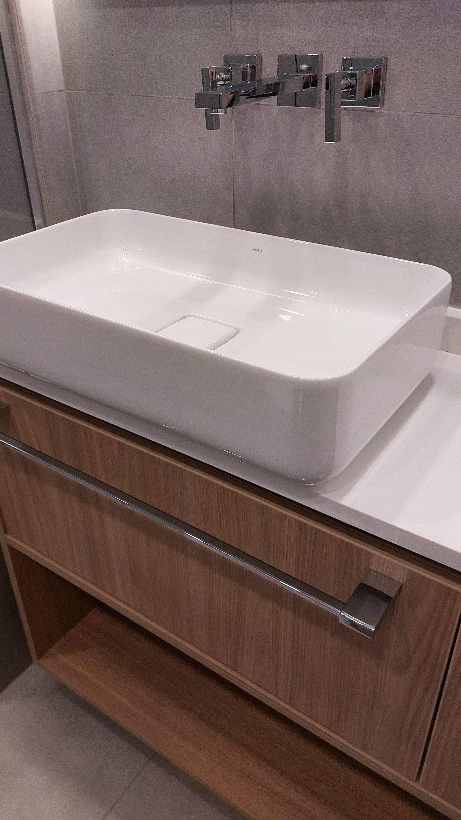 Baño moderno con lavabo sobre encimera y grifería empotrada — proyecto FLORES, por Arquitecta, en Flores
