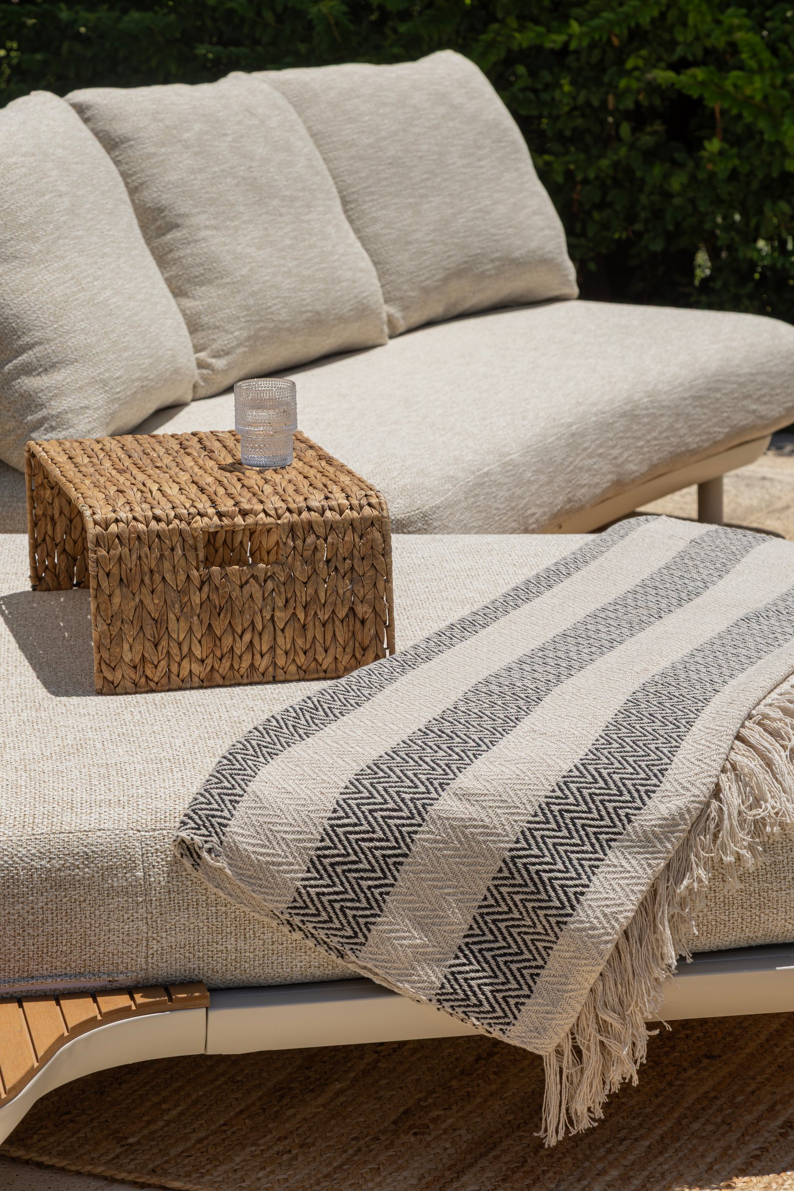 Living exterior moderno con sofá modular beige y mesa de ratán — proyecto Nuevos diseños de Muebles de Exterior , por DESDE ASIA, en Malabia 1359