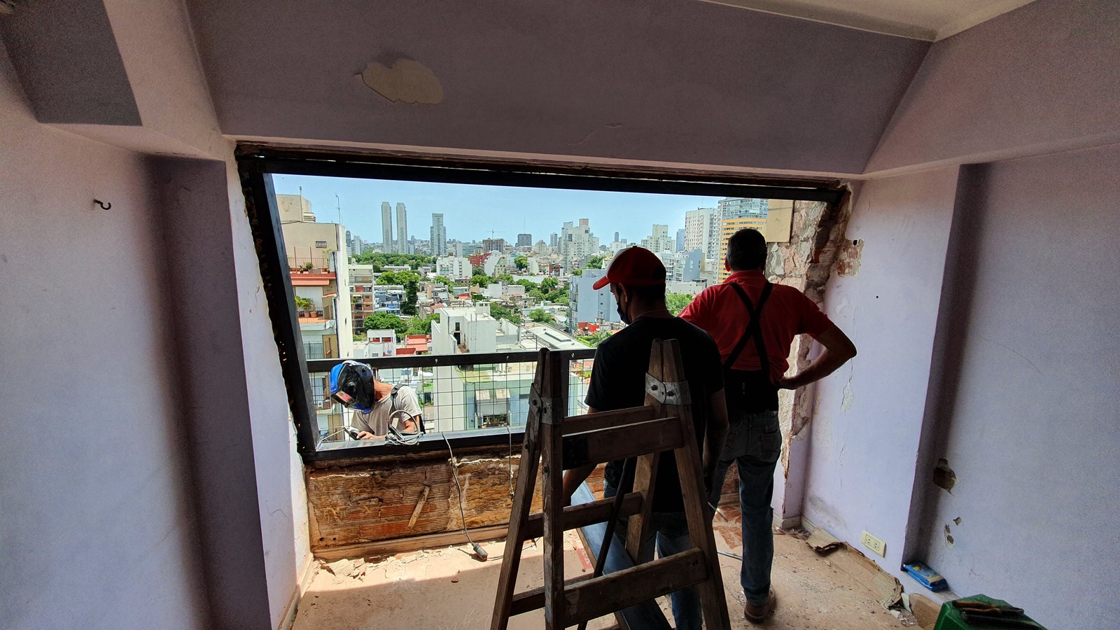 Instalação de janela com vista urbana — projeto Aberturas DVH PVC - Reemplazo, por RenovArqui, em Palermo
