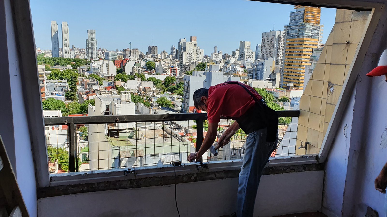balcón en refacción con vista urbana — proyecto Aberturas DVH PVC - Reemplazo, por RenovArqui, en Palermo