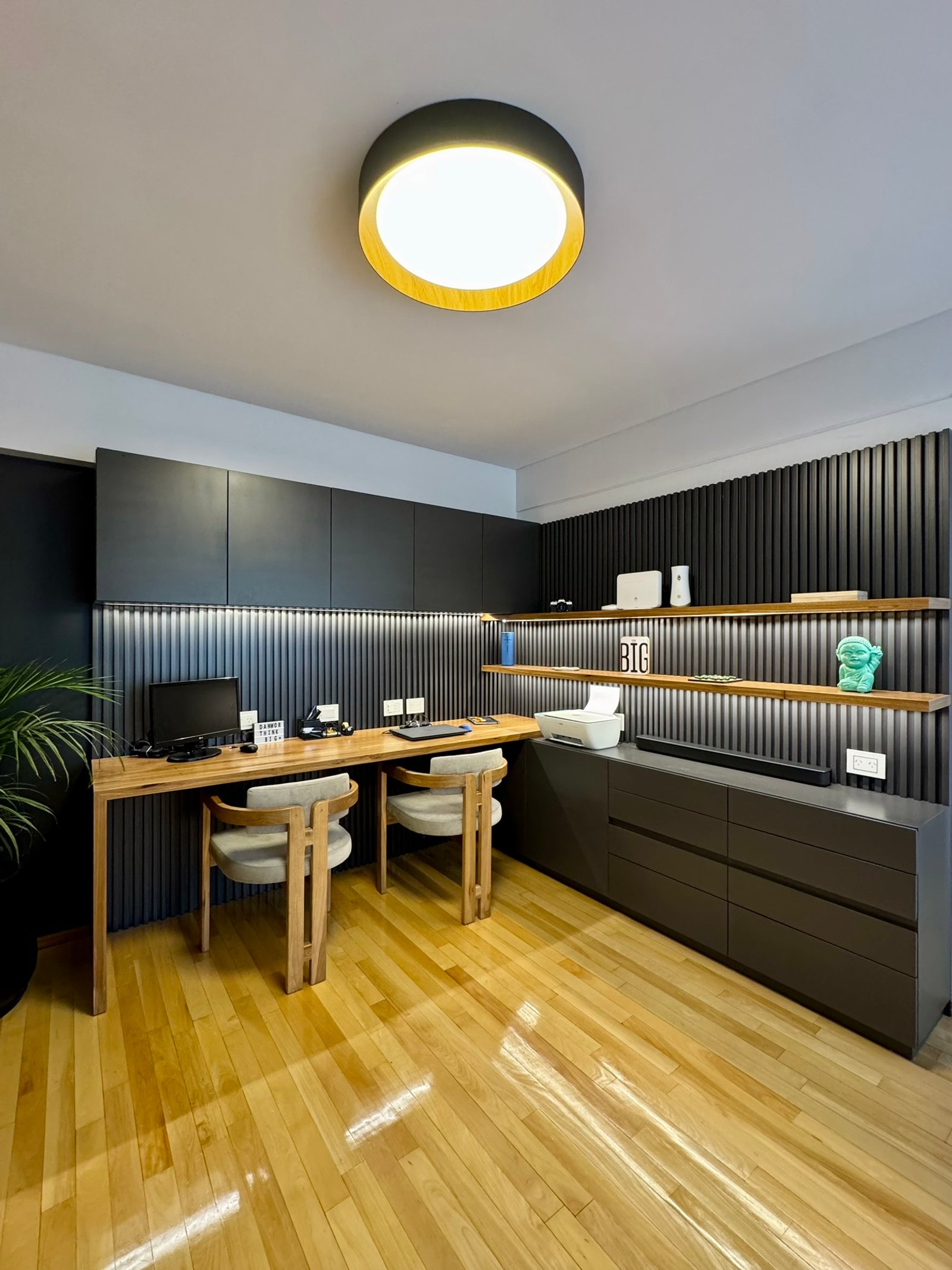Escritório moderno com mesa longa de madeira, cadeiras e painéis de parede canelados — projeto Mendoza, por MDBK Arquitectura, em Belgrano