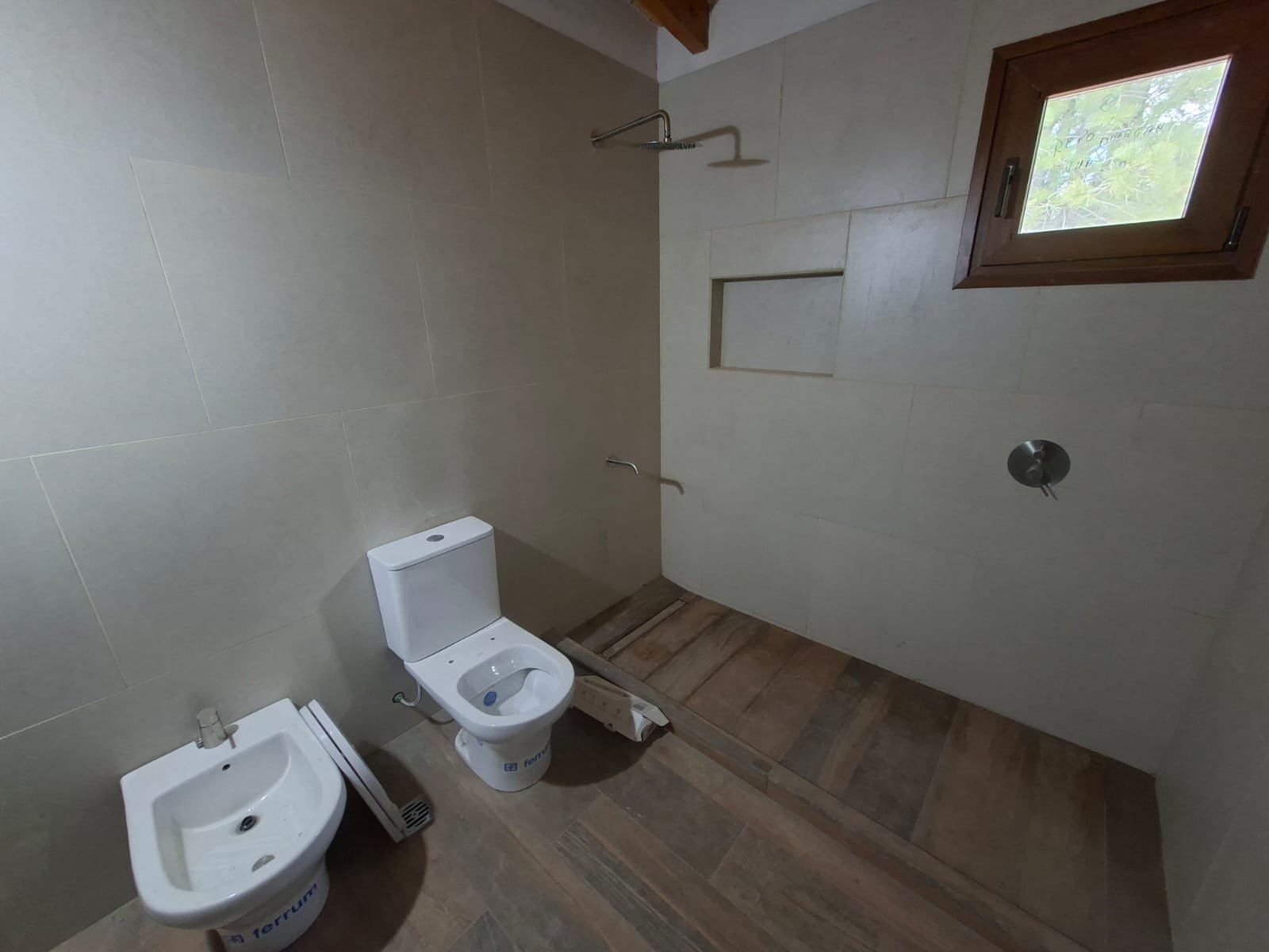 Baño moderno con bidet, inodoro y detalles en madera y cerámica — proyecto F30, por Arquitecta Grace Overgaard, en Acceso Al Challhuaco