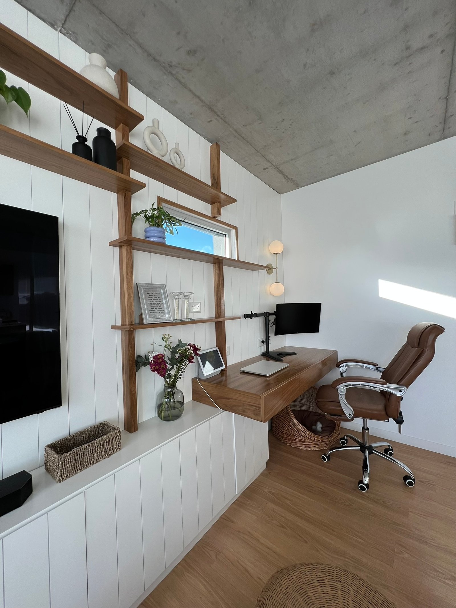 Oficina moderna con escritorio flotante y techo de hormigón — proyecto Velasco, por MDBK Arquitectura, en Villa Crespo