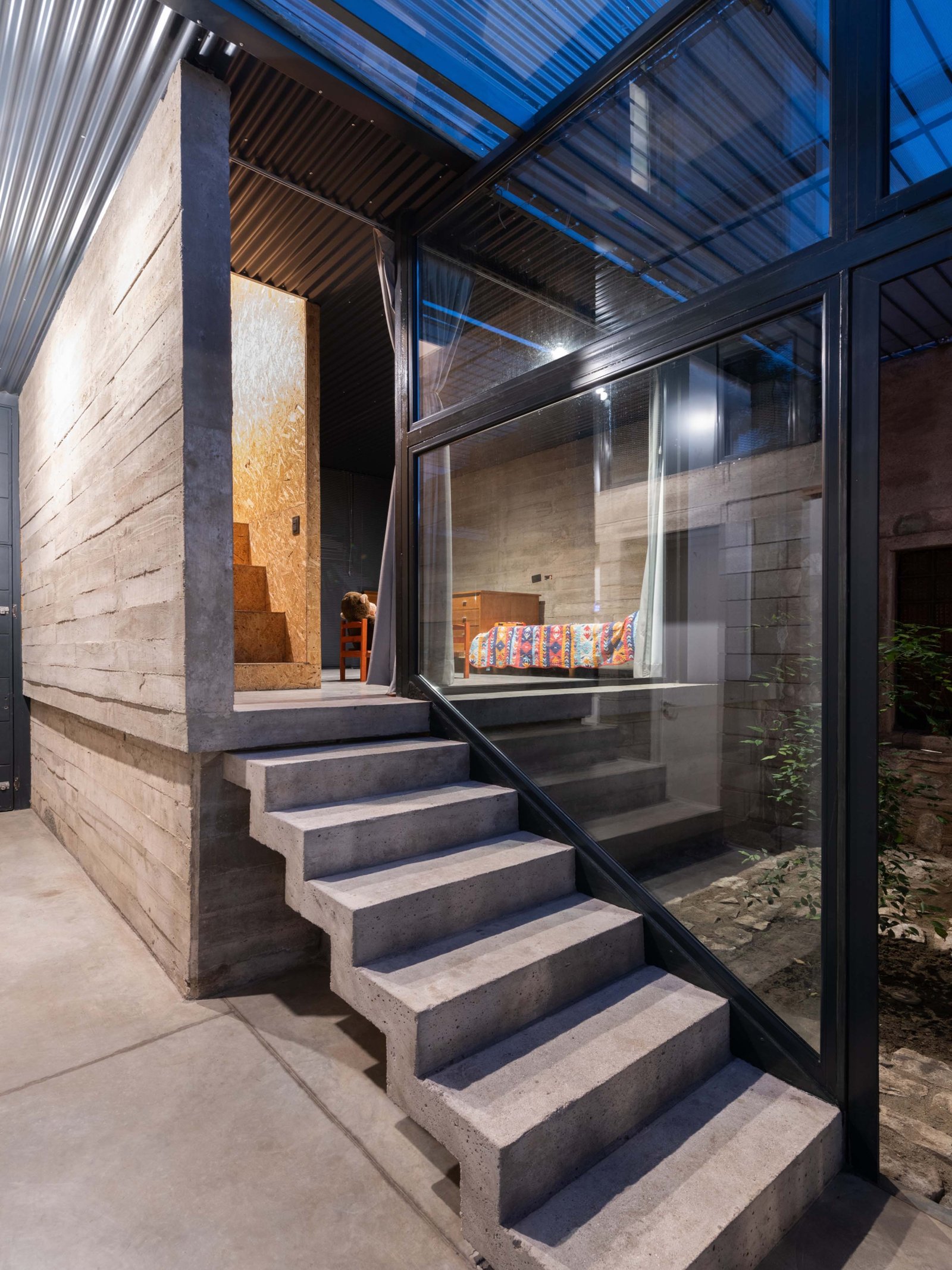 escalera moderna de hormigón con techo de chapa y ventanales — proyecto CASA URRUTIA, por Sol Blanc. arquitecta, en Córdoba