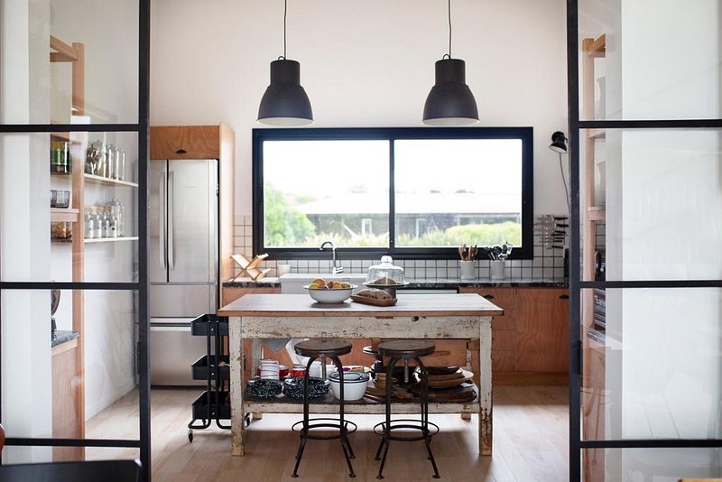 Muebles de cocina: melamina, laqueado o madera, y qué define que duren
