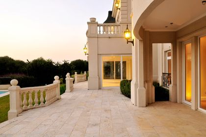 Terraza clásica con barandas de mármol, lámparas colgantes y columnas — proyecto Francés Urbano, por Ciba Arquitectura