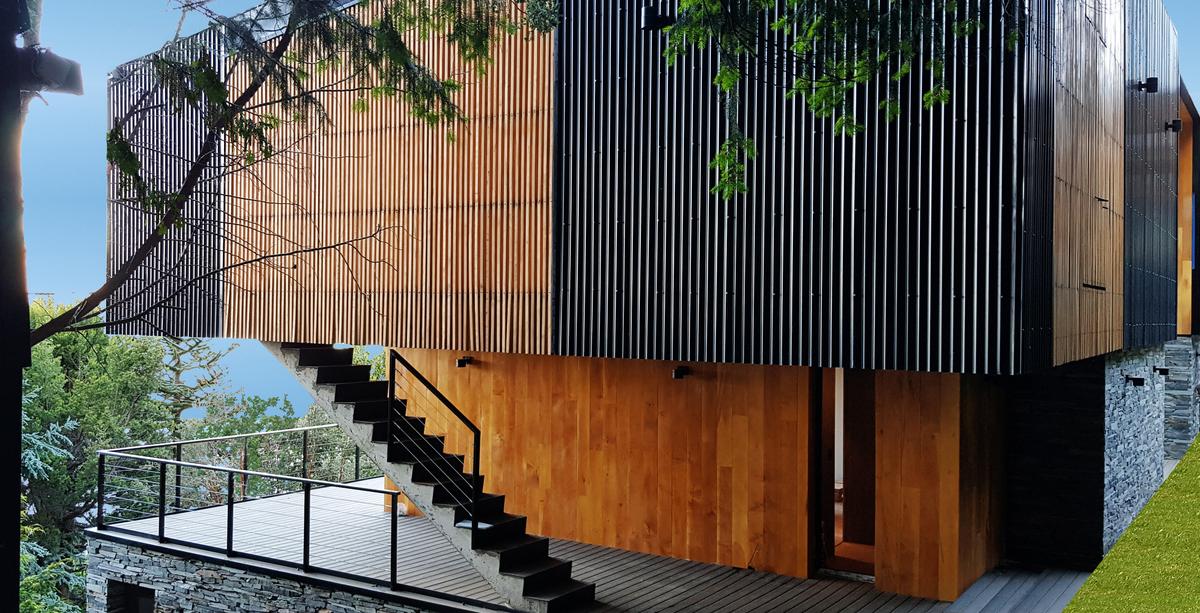 Fachada moderna de madeira e metal na floresta — projeto Casa Península San Pedro, por Servente Larrazabal Arq, em Bariloche