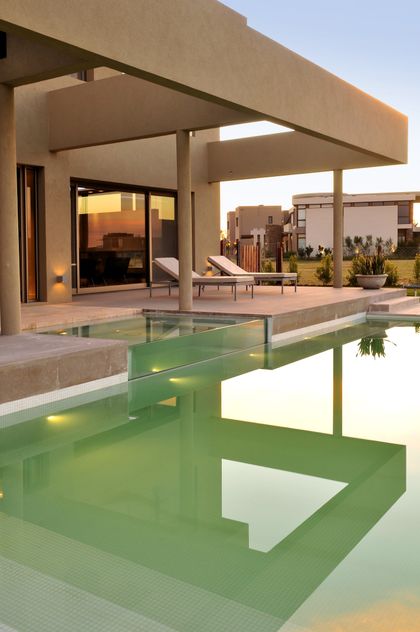 terraza moderna con piscina y deck de cerámicos — proyecto Moderna Seducción, por Apaarquitectura, en Tigre