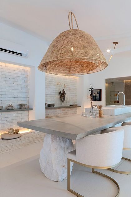 Cocina minimalista blanca con isla de mármol y lámpara de mimbre — proyecto Casa COR Pernambuco 2019, por André Caricio