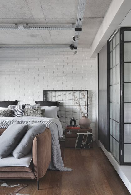 Dormitorio industrial con cama, ladrillo blanco y techo hormigón — proyecto RA Loft, por Studio Ro-ca