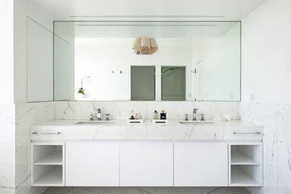 Baño minimalista con doble mesada de mármol y espejo de piso a techo — proyecto Casa Tortugas , por Estudio Du , en Tortugas Country Club