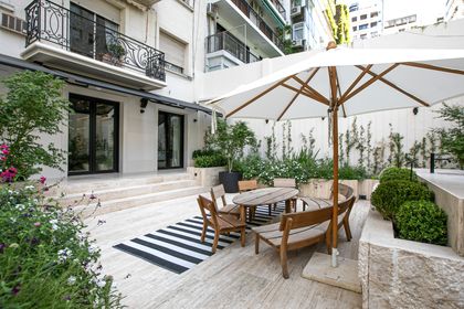 Patio moderno con pergola madera, jardin y mobiliario de diseño — proyecto ARQ. TOMAS MAGRANE, por uchimayfotos, en CABA