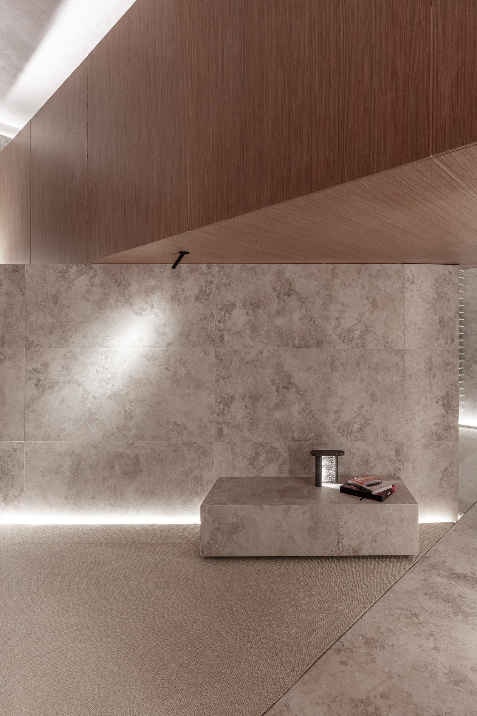 Espacio moderno con pared de piedra, techo curvo de madera y luz indirecta — proyecto Casa Foa 2025 | Degustando experiencias | Tasting experiences | Lucia Quinteros, por Ren Studi