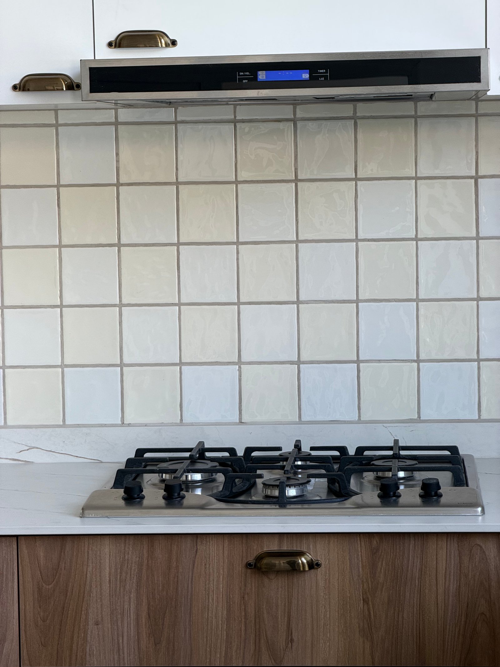 Cocina moderna con anafe a gas y azulejos blancos — proyecto CASA LA CASUALIDAD , por Estudio Grupo 32, en Pilar