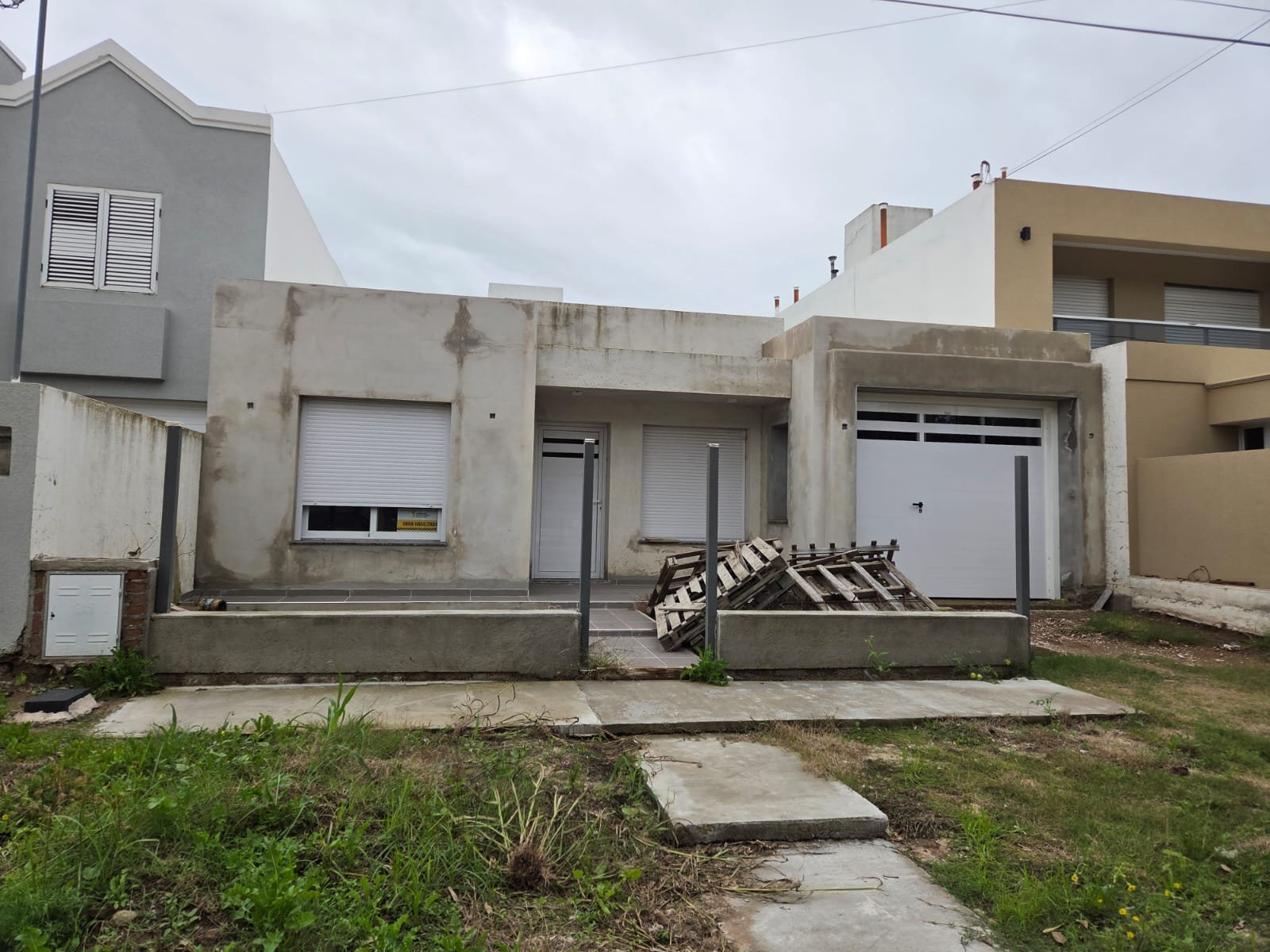 casa moderna em construção com fachada de concreto — projeto FACHADA GM, por Todo con A, em Villa del Rosario
