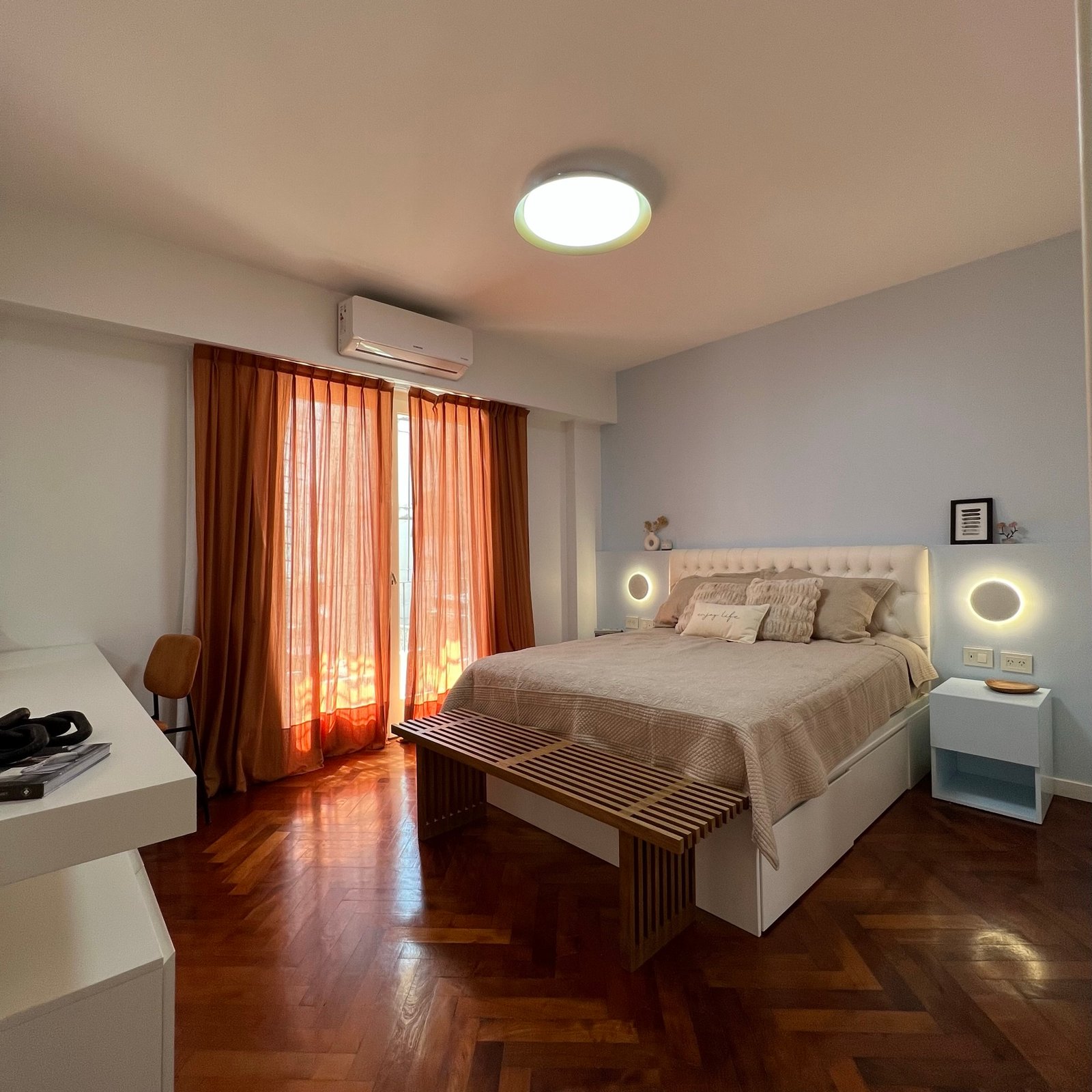 Quarto moderno com cortinas amplas e cama de casal — projeto Perón, por MDBK Arquitectura, em Barrio Norte