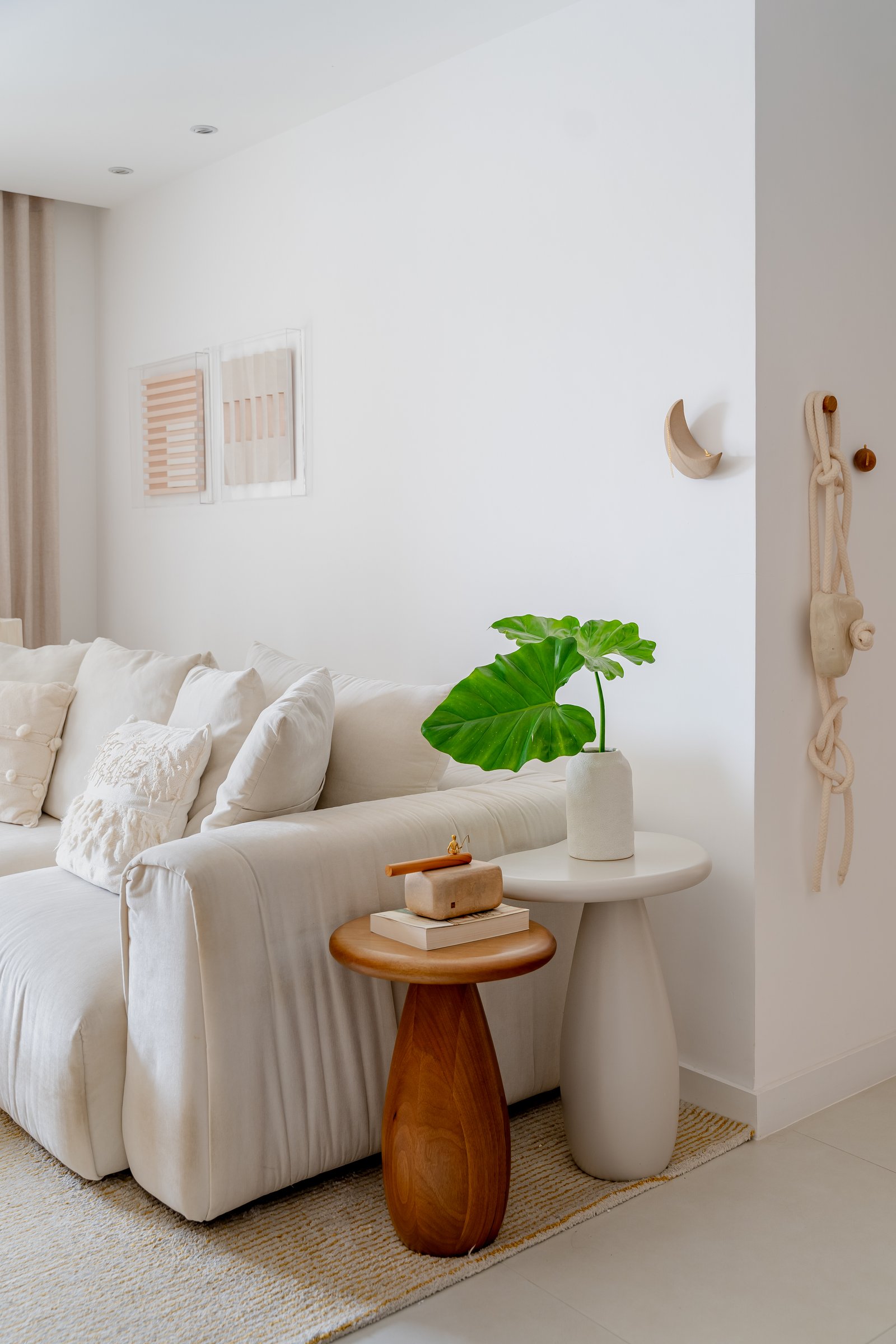 Living moderno y minimalista con sofá modular off-white y mesas de madera y cerámica — proyecto Projeto SF, por Felipe Rohen, en Niterói