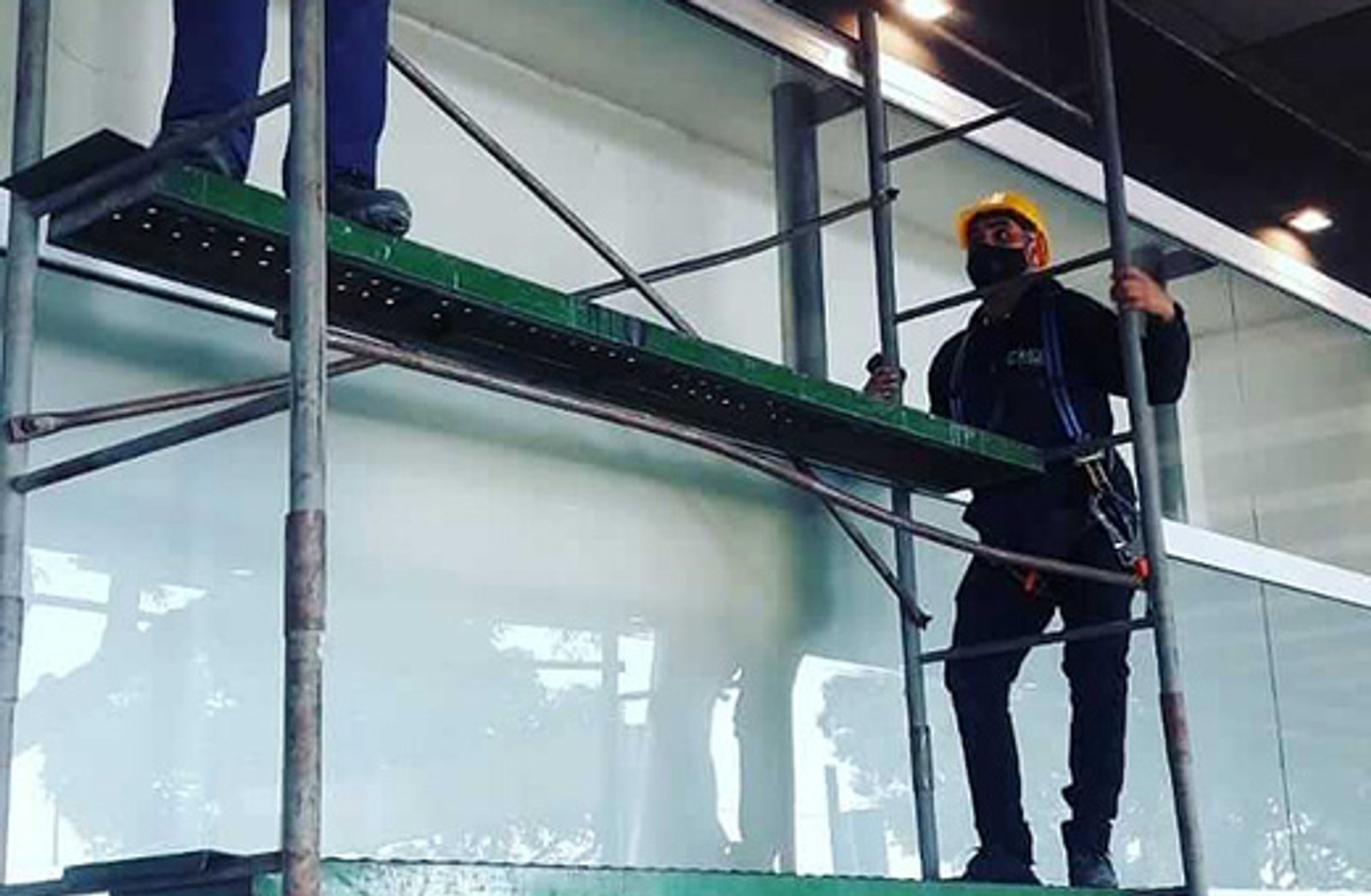 construção em prédio comercial com fachada de vidro — projeto Ibm doble columna con 6+6, por Cristalcenter, em Buenos Aires