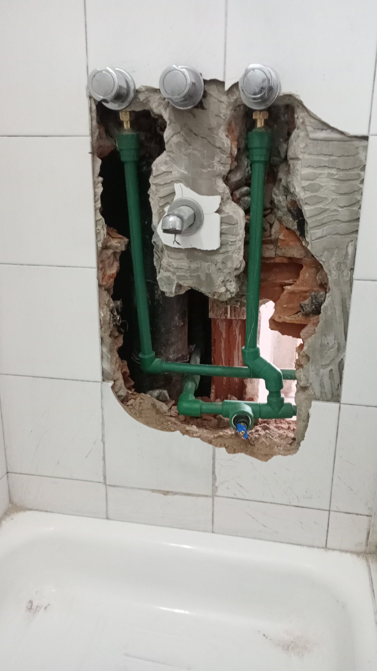 Baño en construcción con cañerías expuestas y grifería cromada — proyecto Wineberg 2770 , por A&E construcciónes, en Hernan Wineberg 2770 B1636DIE