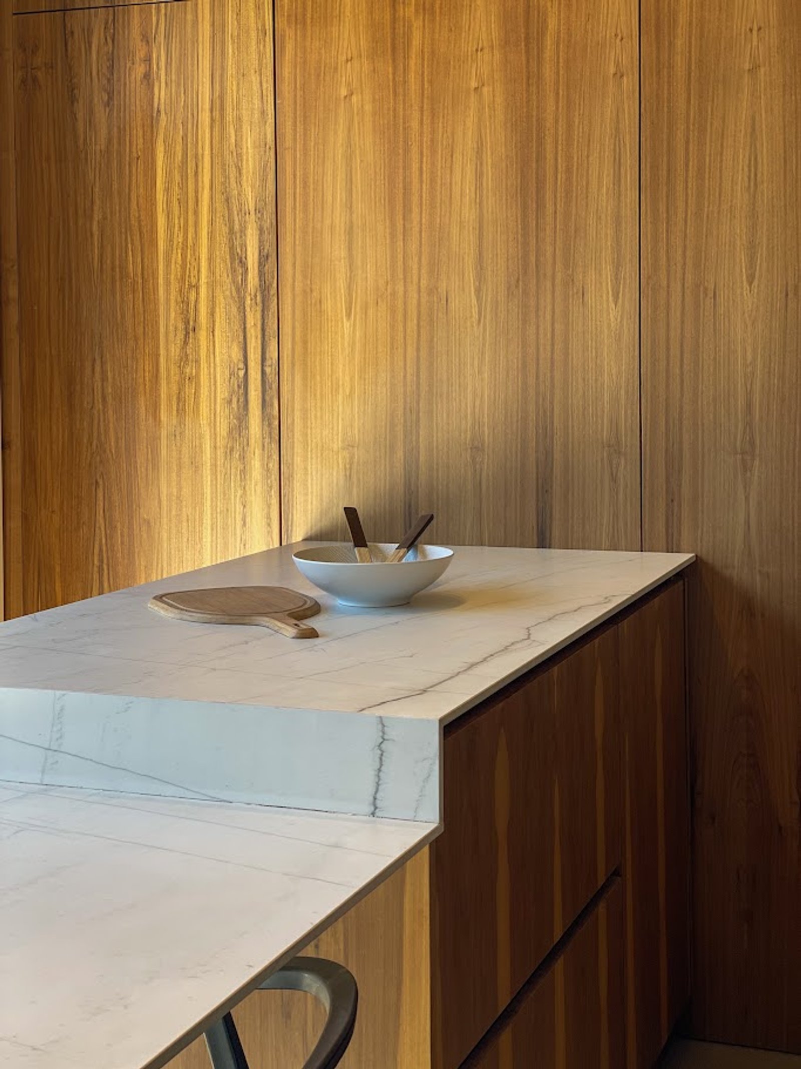 Cocina moderna con isla de mármol, muebles de madera y detalles en listones — proyecto Línea Roma, por Casa Leiro