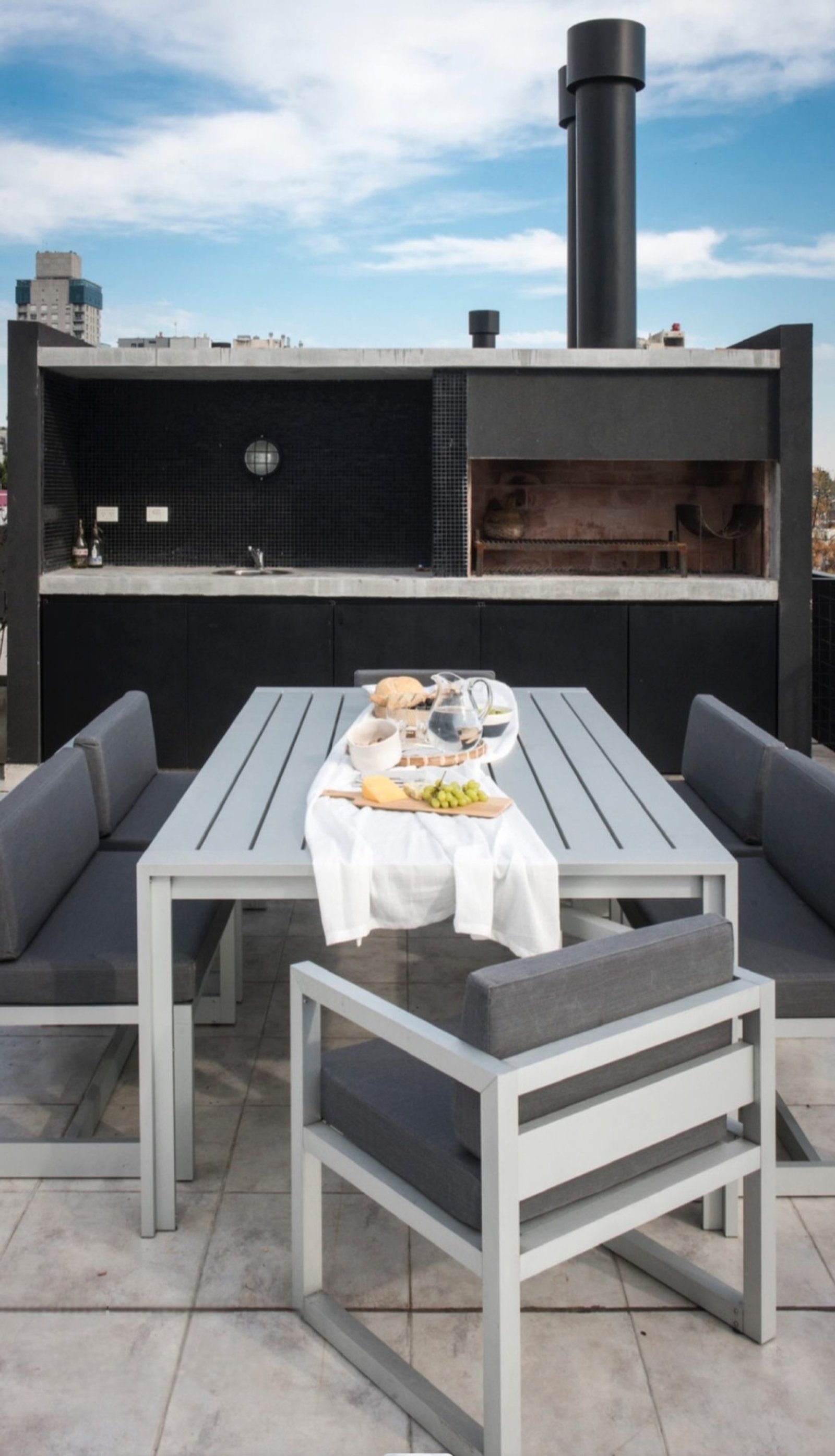 terraço moderno com cozinha externa e área de jantar — projeto Teodoro, por Claraboia, em Belgrano R