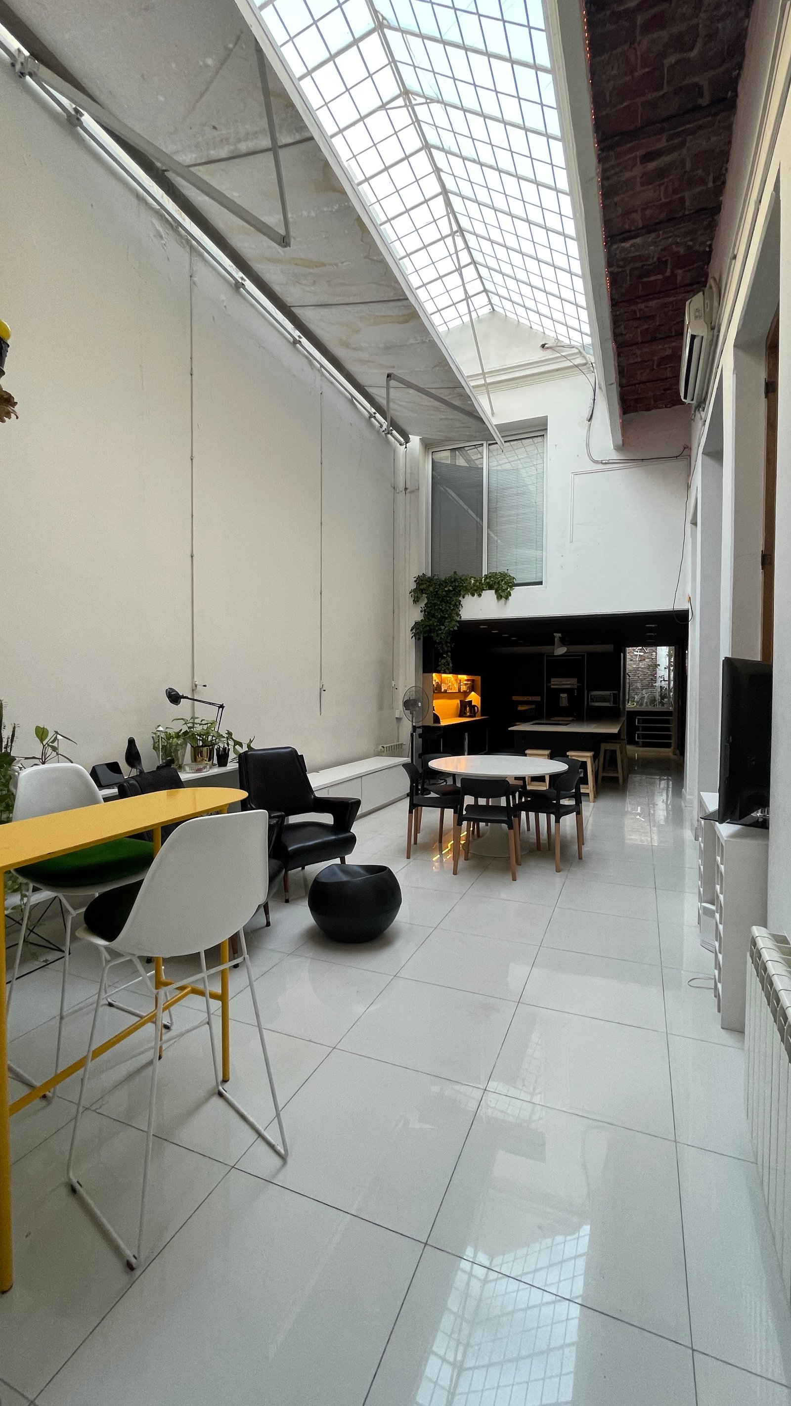 Living moderno con techo de cristal y mobiliario minimalista — proyecto Espacio BALVAN, por DE DIOS Estudio, en Balvanera