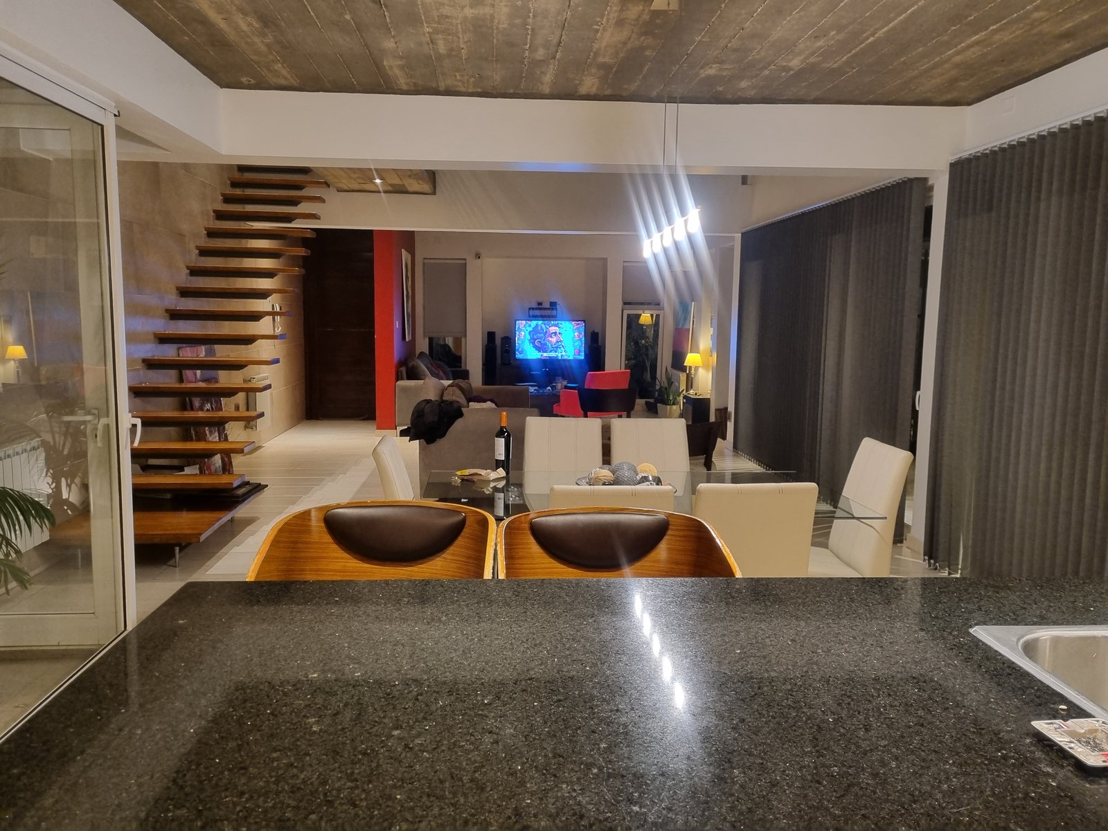 Living moderno con escalera flotante y detalles en madera — proyecto CASA ML , por ML ARQUITECTURA / ARQ. MARIANO LEOTTA, en J5400 Concepción