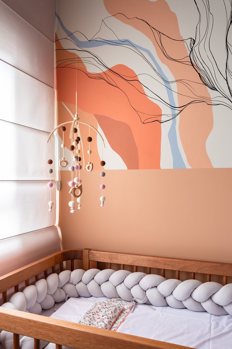 Quarto de bebê tem arte na parede, tijolinho e soluções simples