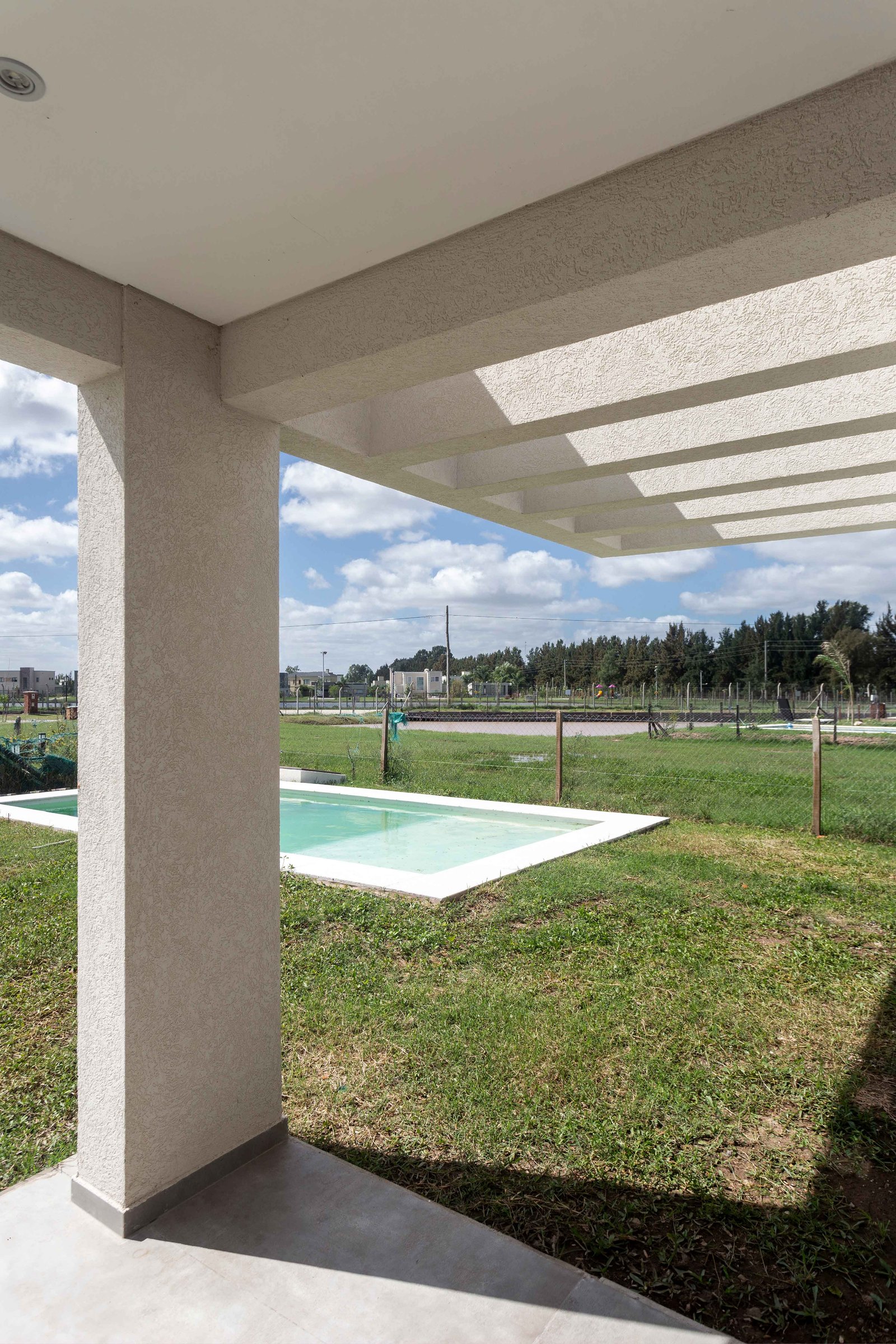 Piscina moderna com pérgola em jardim suburbano — projeto San Felipe, por Estudio Stepa, em Canning