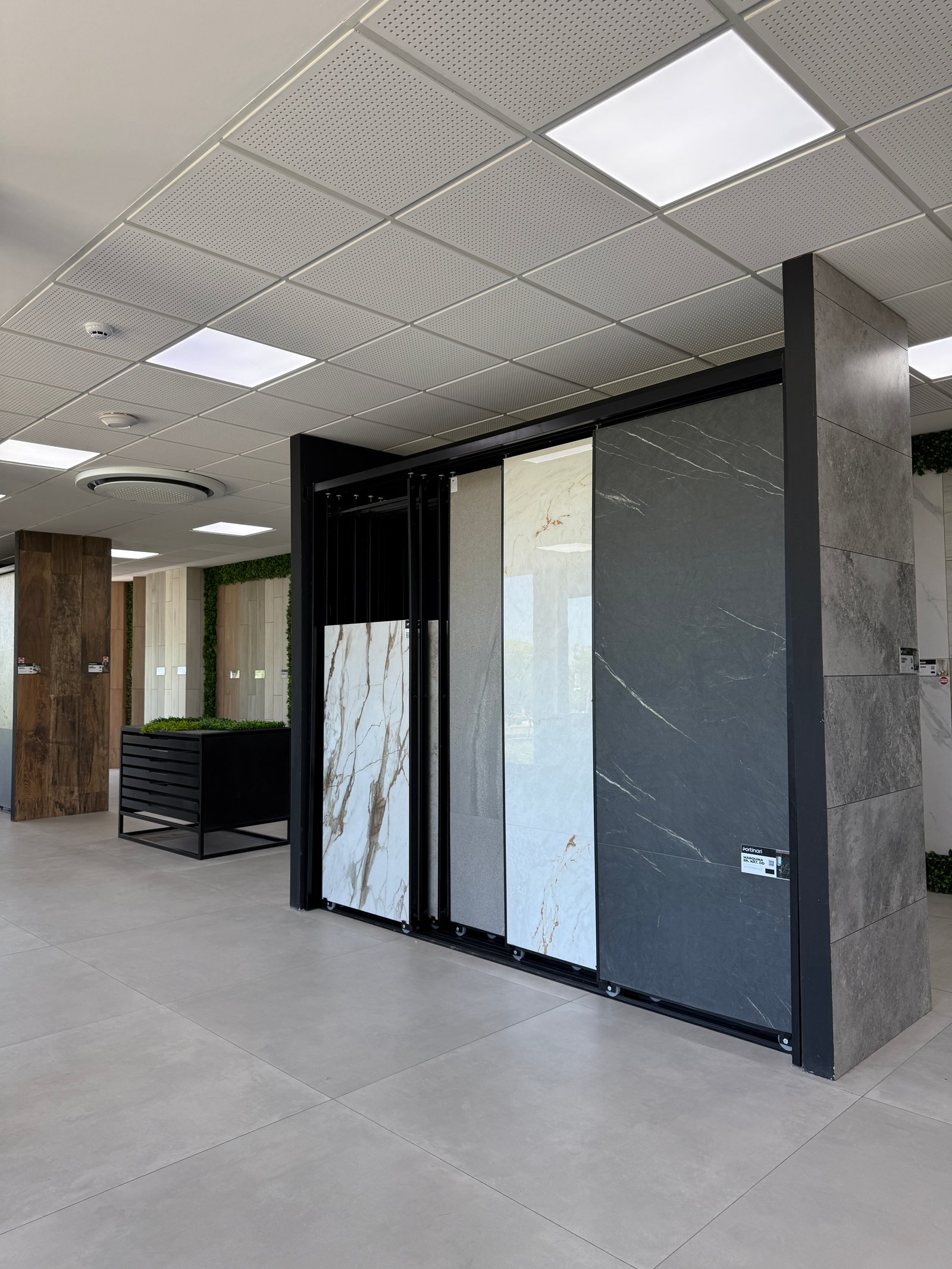 Local comercial con grandes paneles de exhibición de porcelanato y mármol — proyecto Showroom, por GAP HAUS, en Calle Austria Nte. 2450