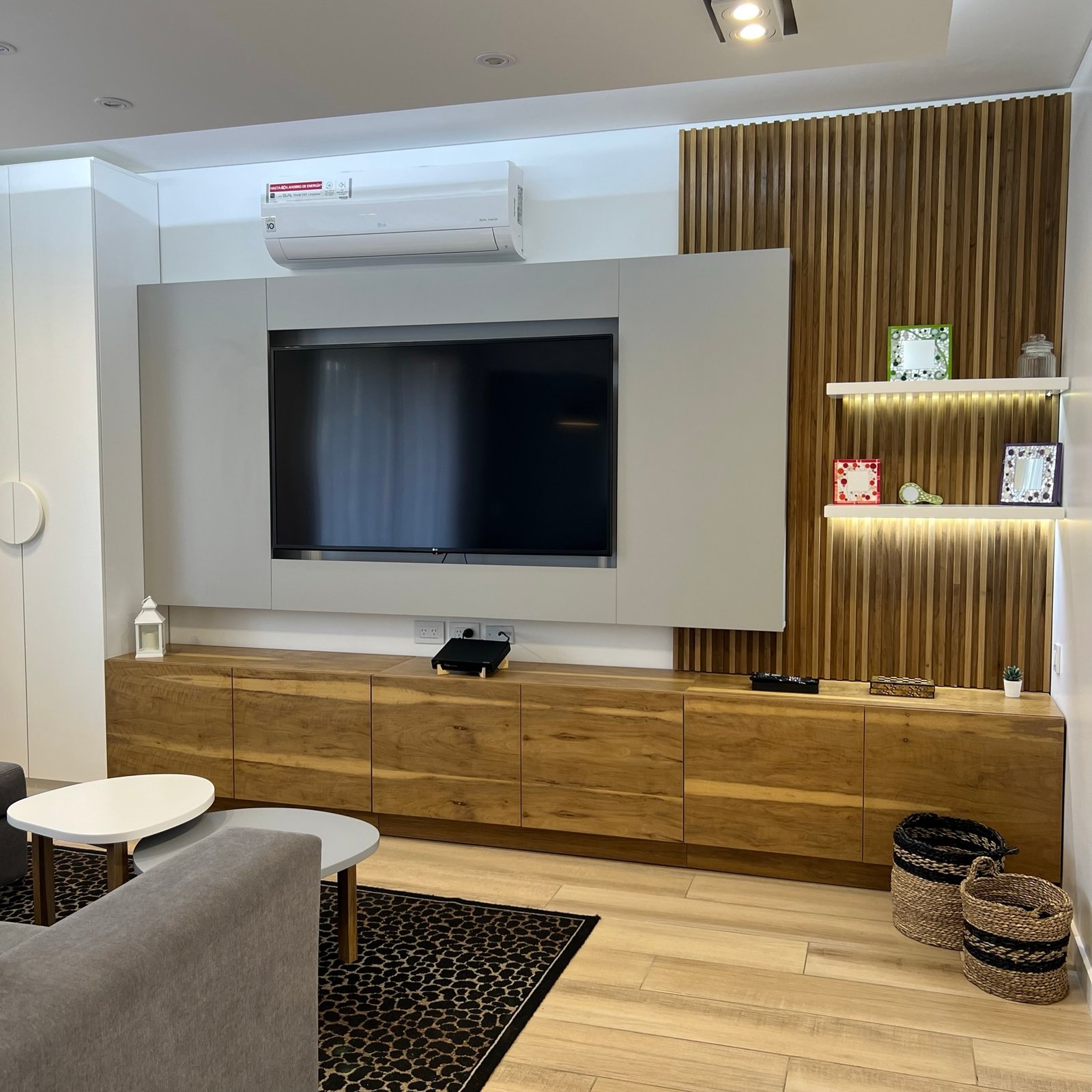 Living moderno con pared de lamas de madera e integrado — proyecto Diaz Velez II, por MDBK Arquitectura, en Almagro