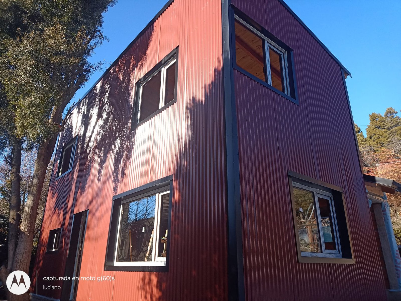Fachada moderna de casa con revestimiento metálico — proyecto Obra Jauretche , por LP reformas y refacciones , en Melipal