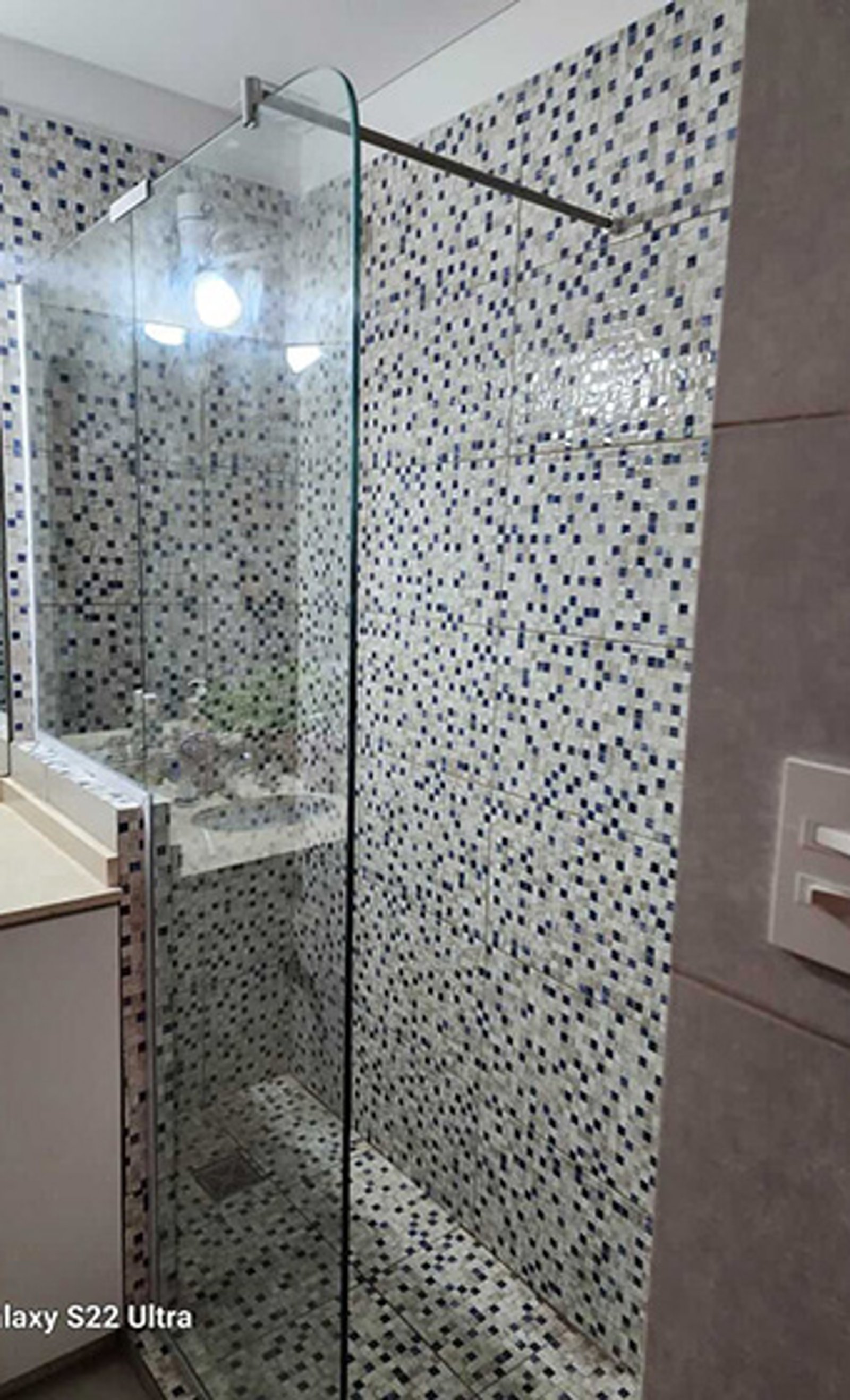 Baño moderno con ducha de mosaico y mampara de vidrio — proyecto Paños fijos mamparas con u perimetral, por Cristalcenter, en Buenos Aires