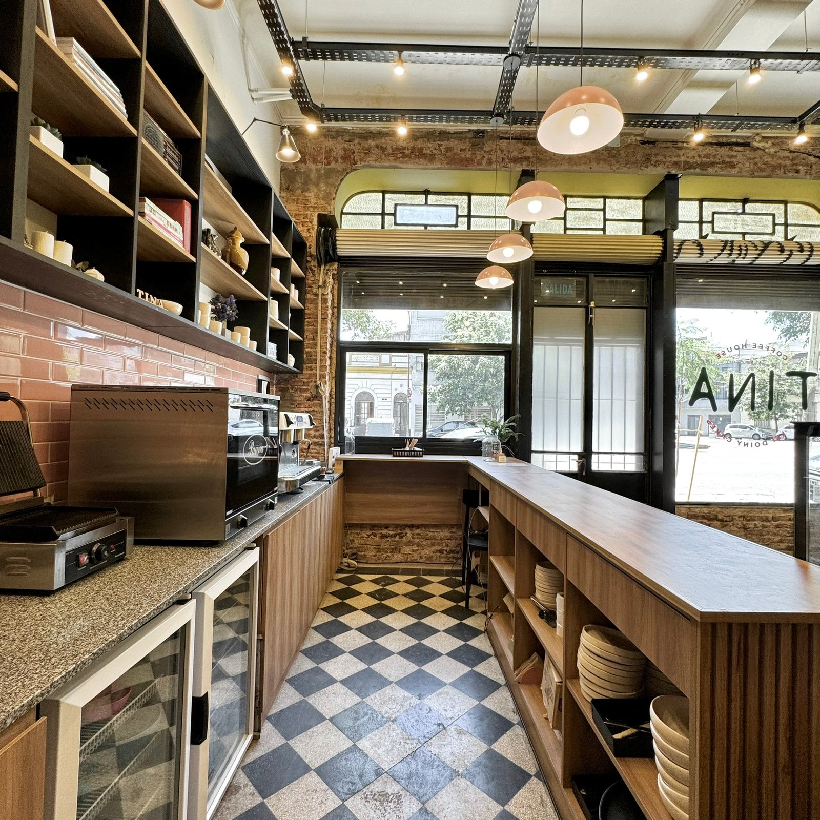 Cafeteria/tienda de estilo industrial-rústico con mucha madera — proyecto UGA Coffee House, por MDBK Arquitectura, en Almagro