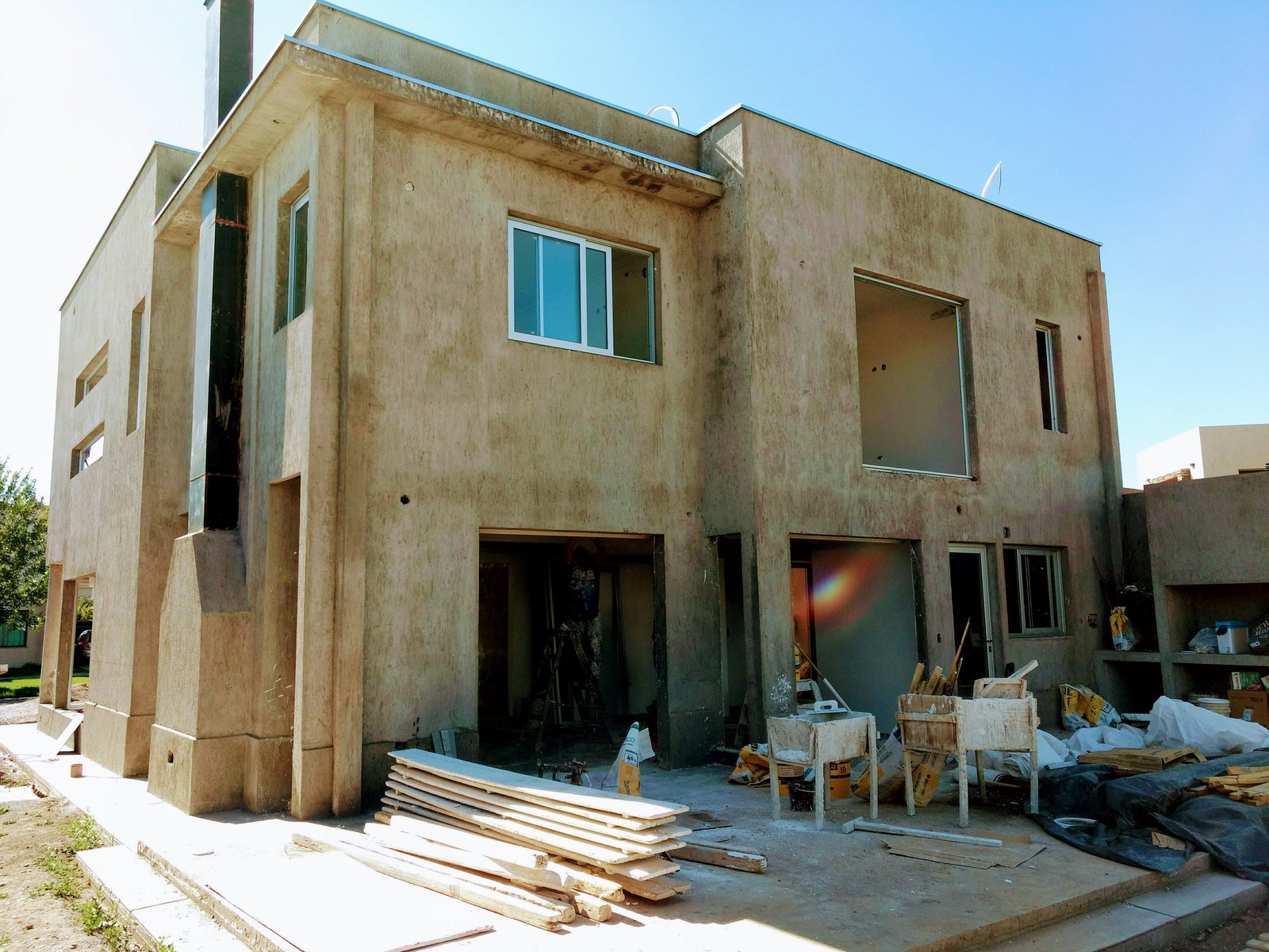 Casa moderna em construção com fachada de concreto aparente — projeto Proyecto G, por TERROC, em Maipú