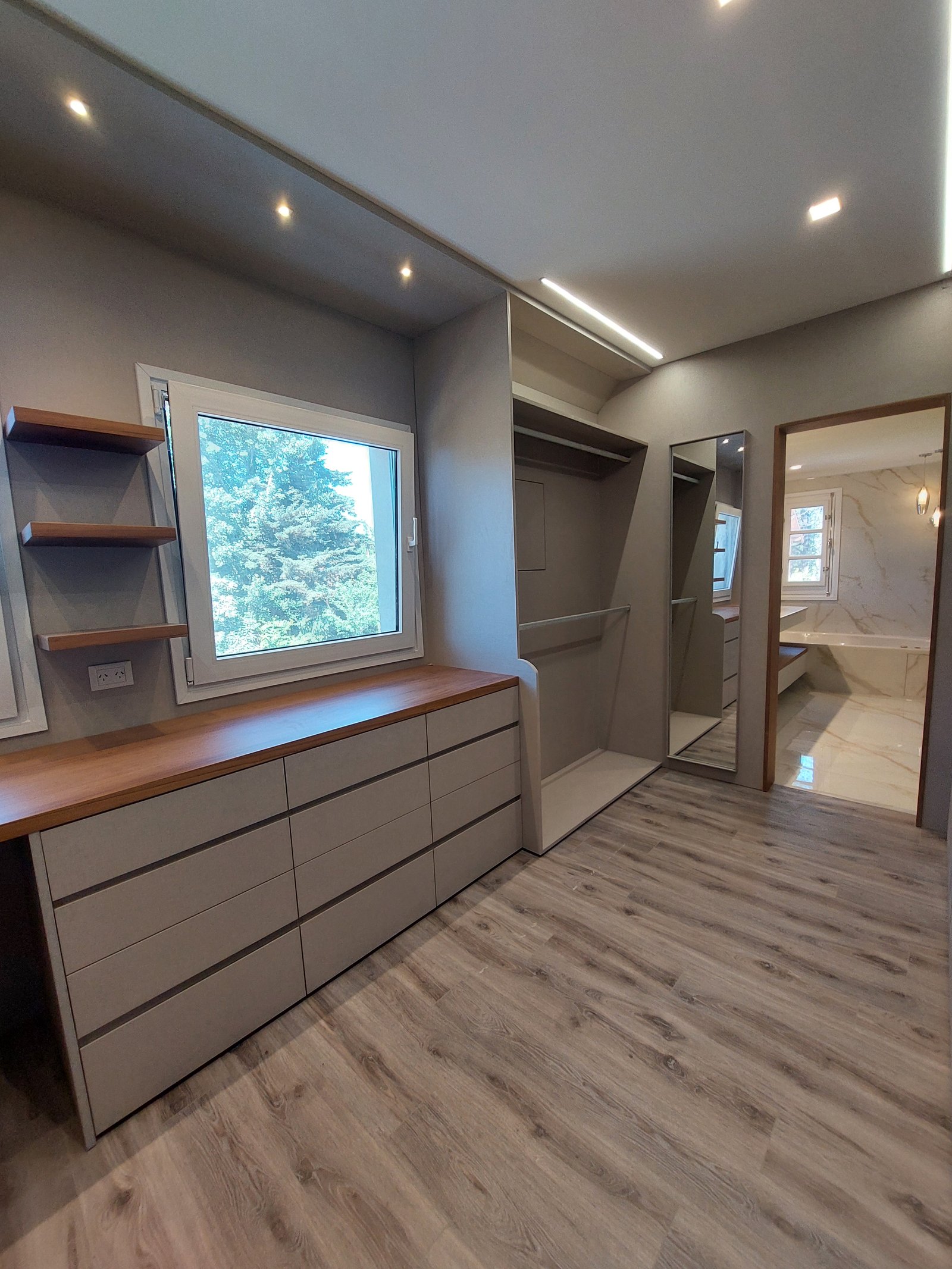 quarto moderno com armários embutidos e muita iluminação indireta — projeto Reforma Interior - Village, por CM Espacio & Arquitectura, em Pilar