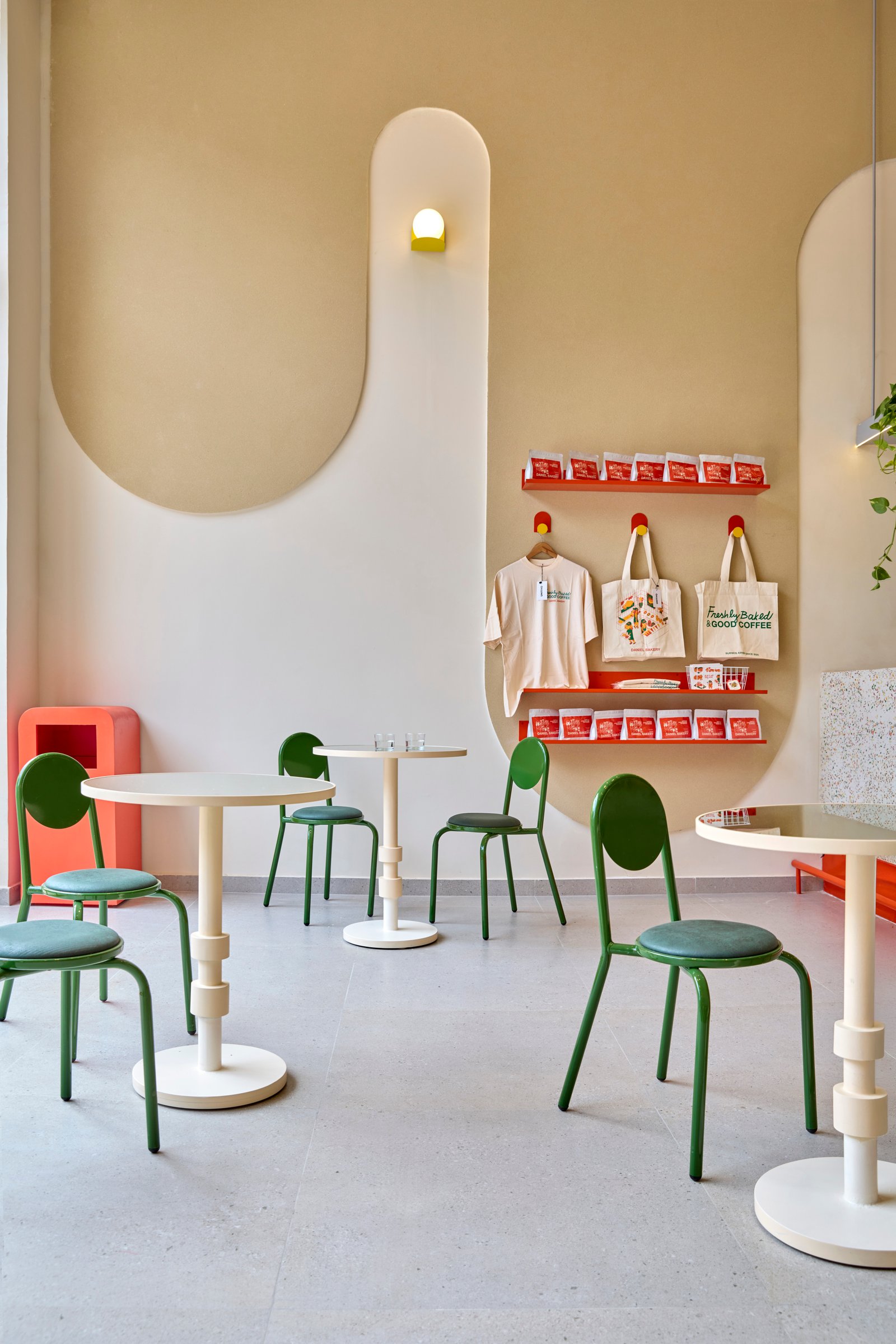Local comercial con paredes curvas y mobiliario minimalista verde — proyecto Daniel bakery 2, por KUPERDESIGN CONSTRUCCIONES SRL, en Av. Honduras 5815