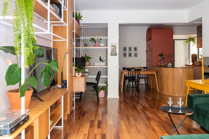 Apartamento antigo é completamente repaginado com móveis multifuncionais e cores