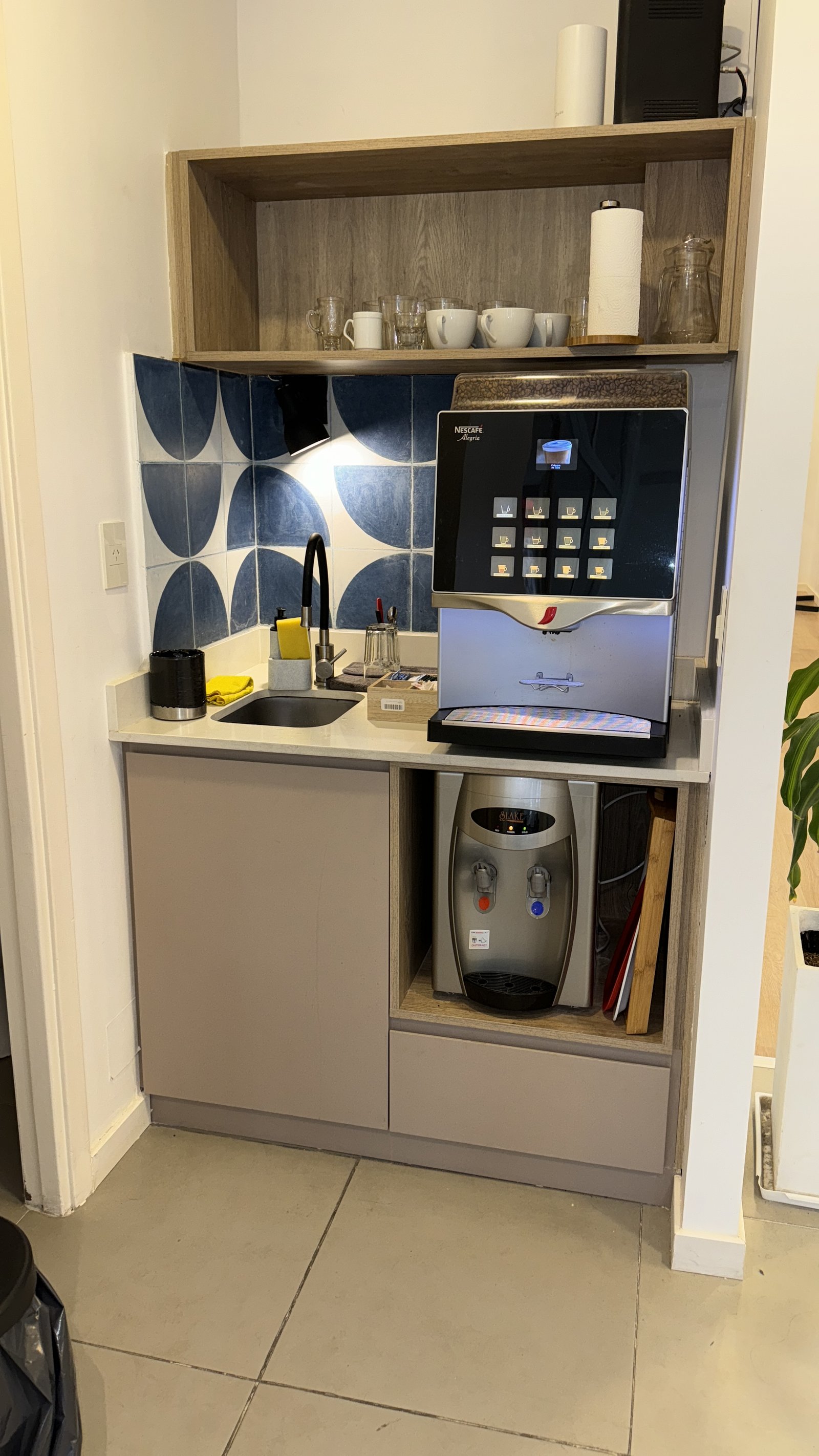 Cocina moderna con cafetera y dispensador de agua — proyecto Remax , por Remodela tu local , en Caballito