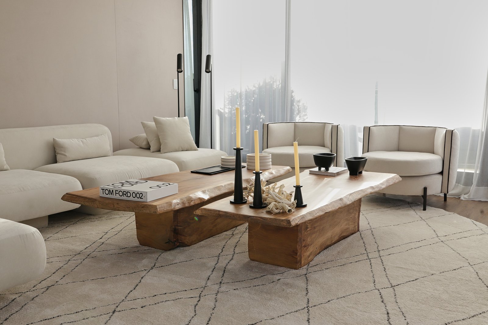 Living moderno y boho con sofá curvo y mesas de madera — proyecto OBRA TORRES LINK, por MARCELO MAZZA, en Puerto Madero