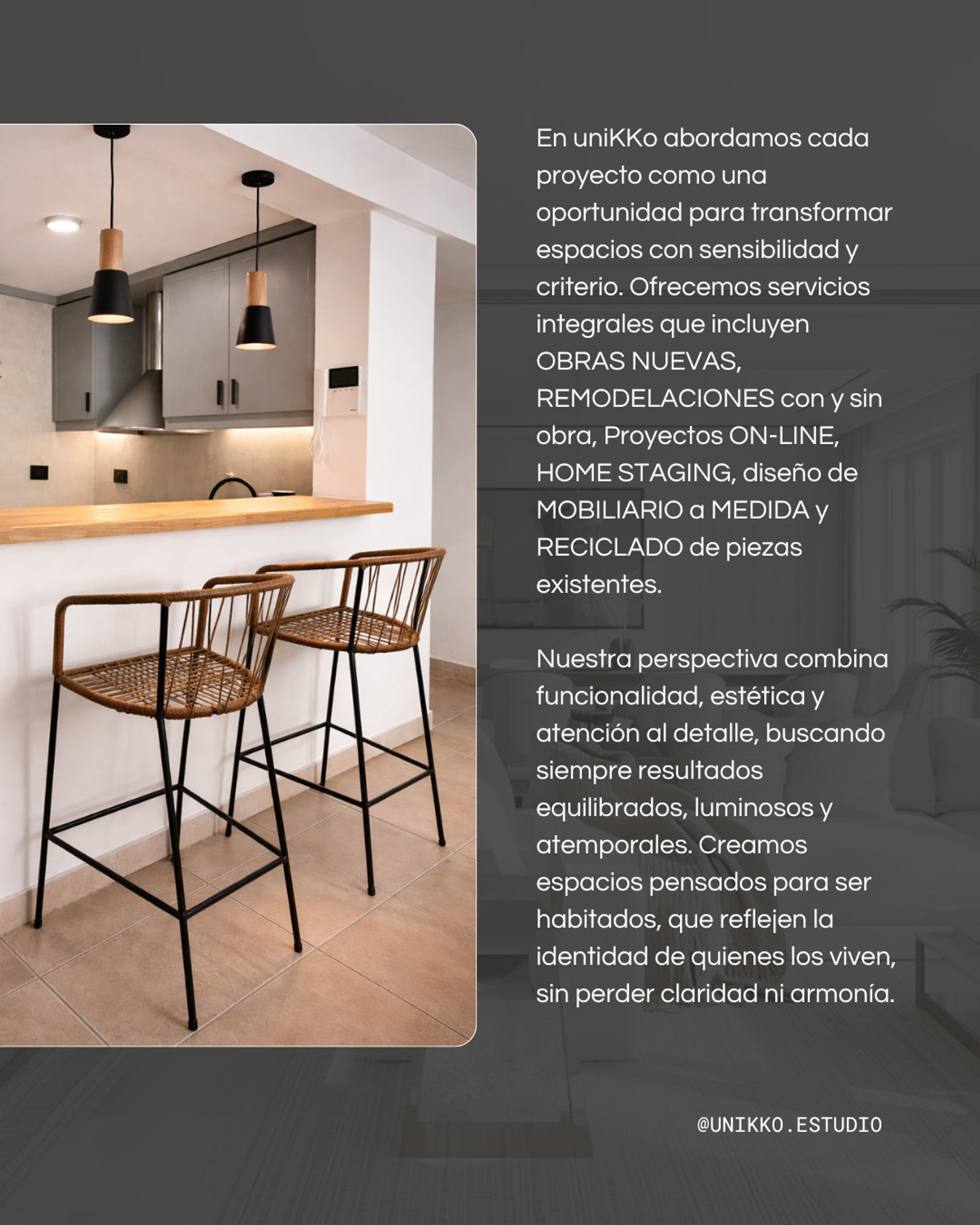 Cocina moderna rústica con isla, sillas de rattan y luces colgantes — proyecto Nuestros servicios , por uniKKo Estudio de Diseño, en Mar del Plata
