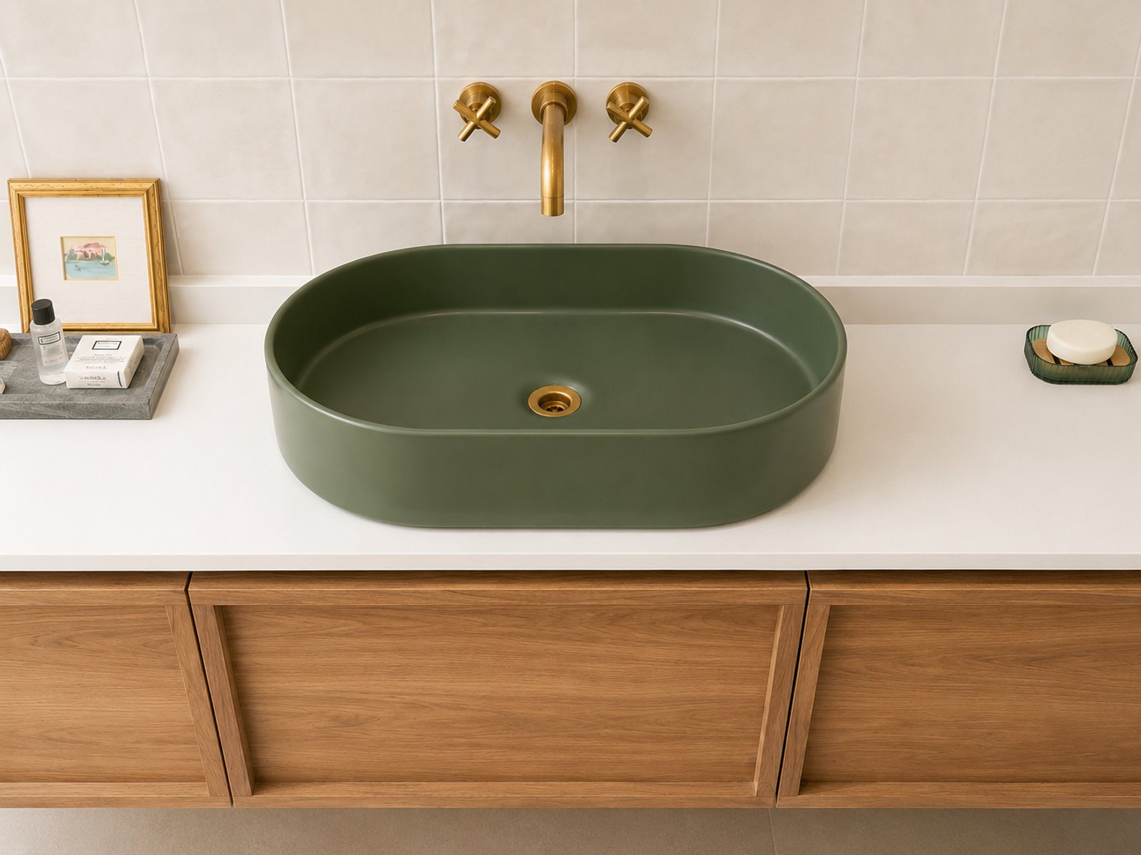 baño moderno con bacha verde ovalada y grifería de bronce — proyecto Arenales, por Equipe, en Buenos Aires