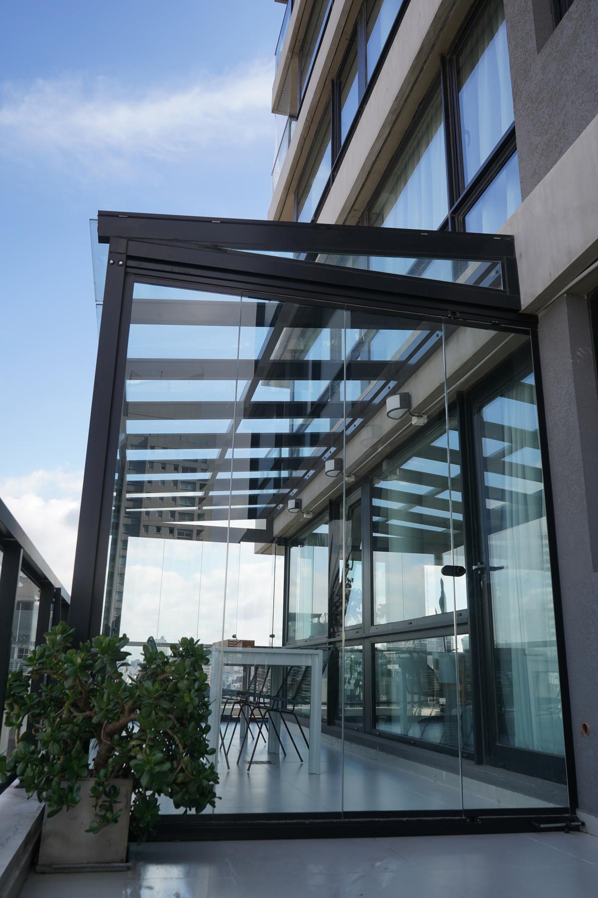 Terraço de varanda envidraçada, vista urbana moderna — projeto TOLDER - TECHOS DE VIDRIO, por Argentina en Obra 2024, em Rincón de Milberg