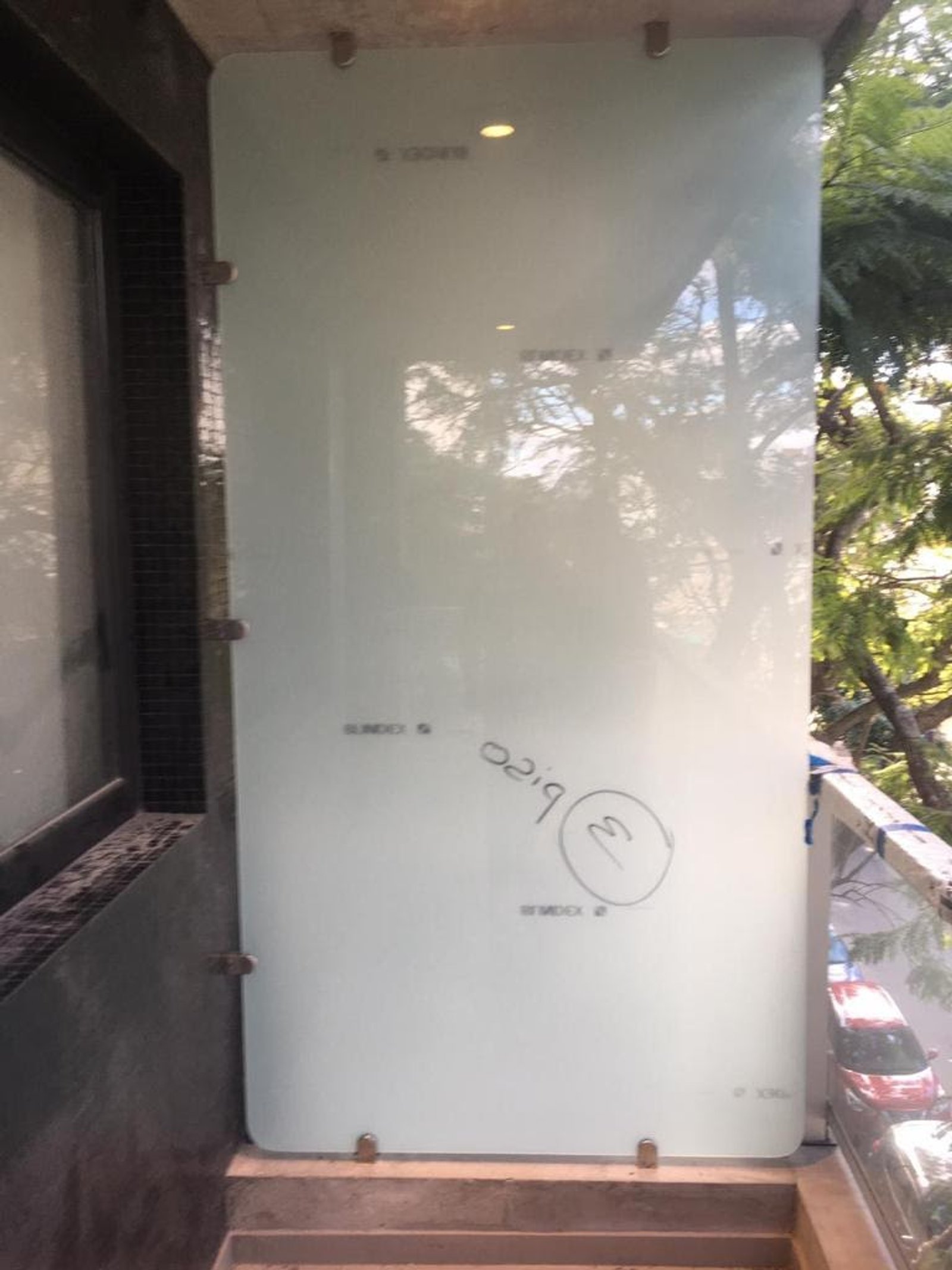 fachada moderna de vidrio con vegetación exuberante — proyecto Divisores balcon laminado Blindex esmerilados 5+5, por Cristalcenter, en Villa Devoto