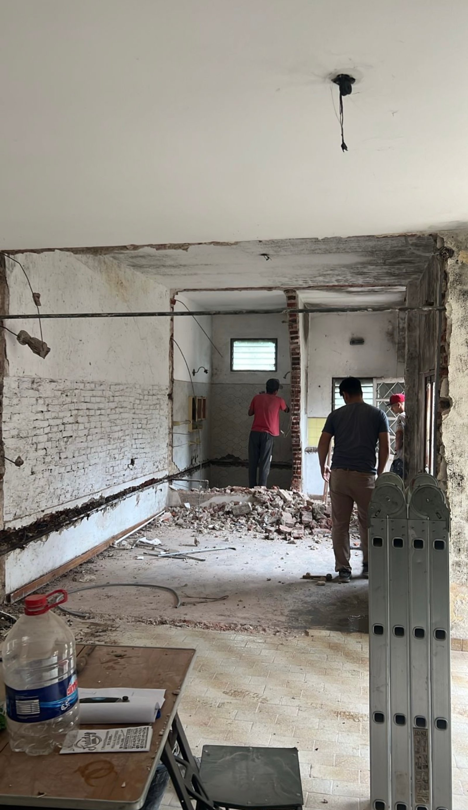 interior en demolición con obreros y escombros — proyecto Granville, por Baler.Gelbert Arquitectura, en B1845 José Marmol