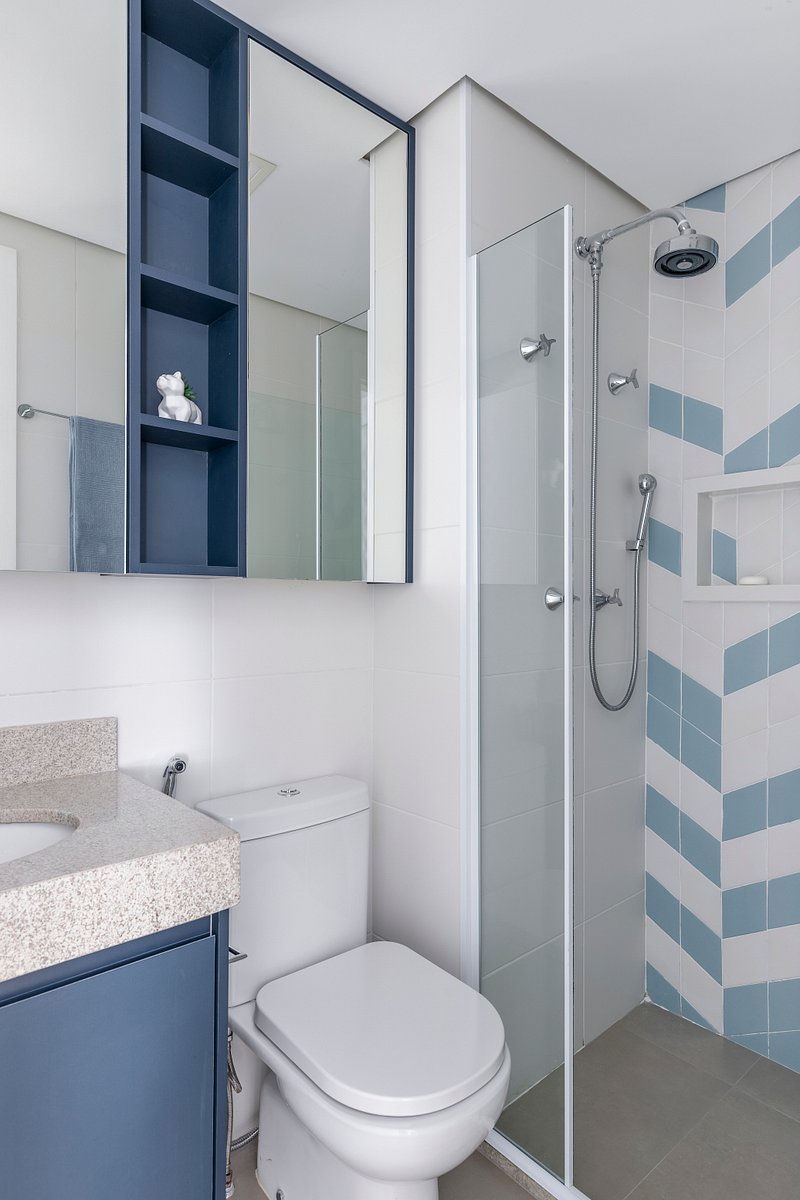 Apartamento tem decoração estilo clássico e tons neutros