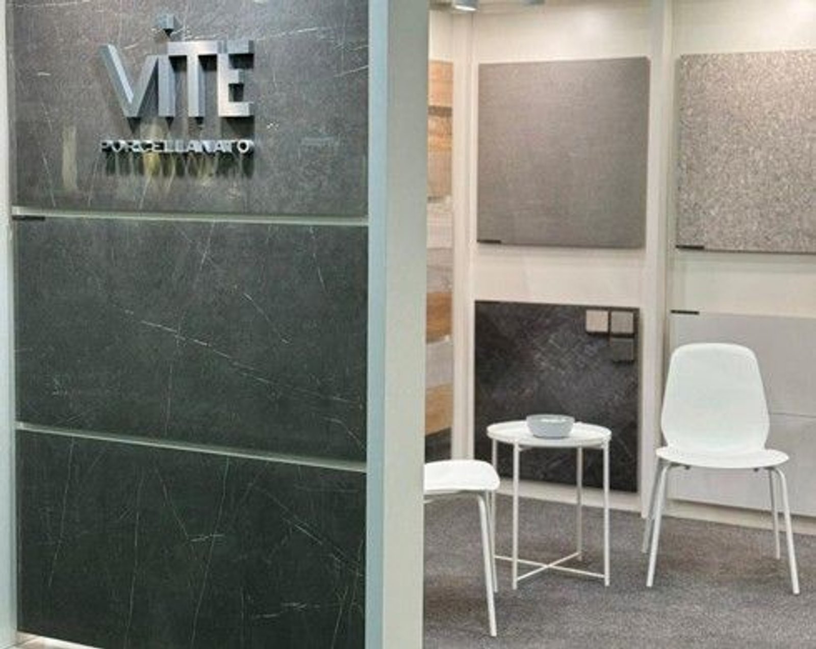 local de venta de revestimientos con sillas y mesas minimalistas — proyecto Coverings 2024, por Vite Porcellanato, en Atlanta