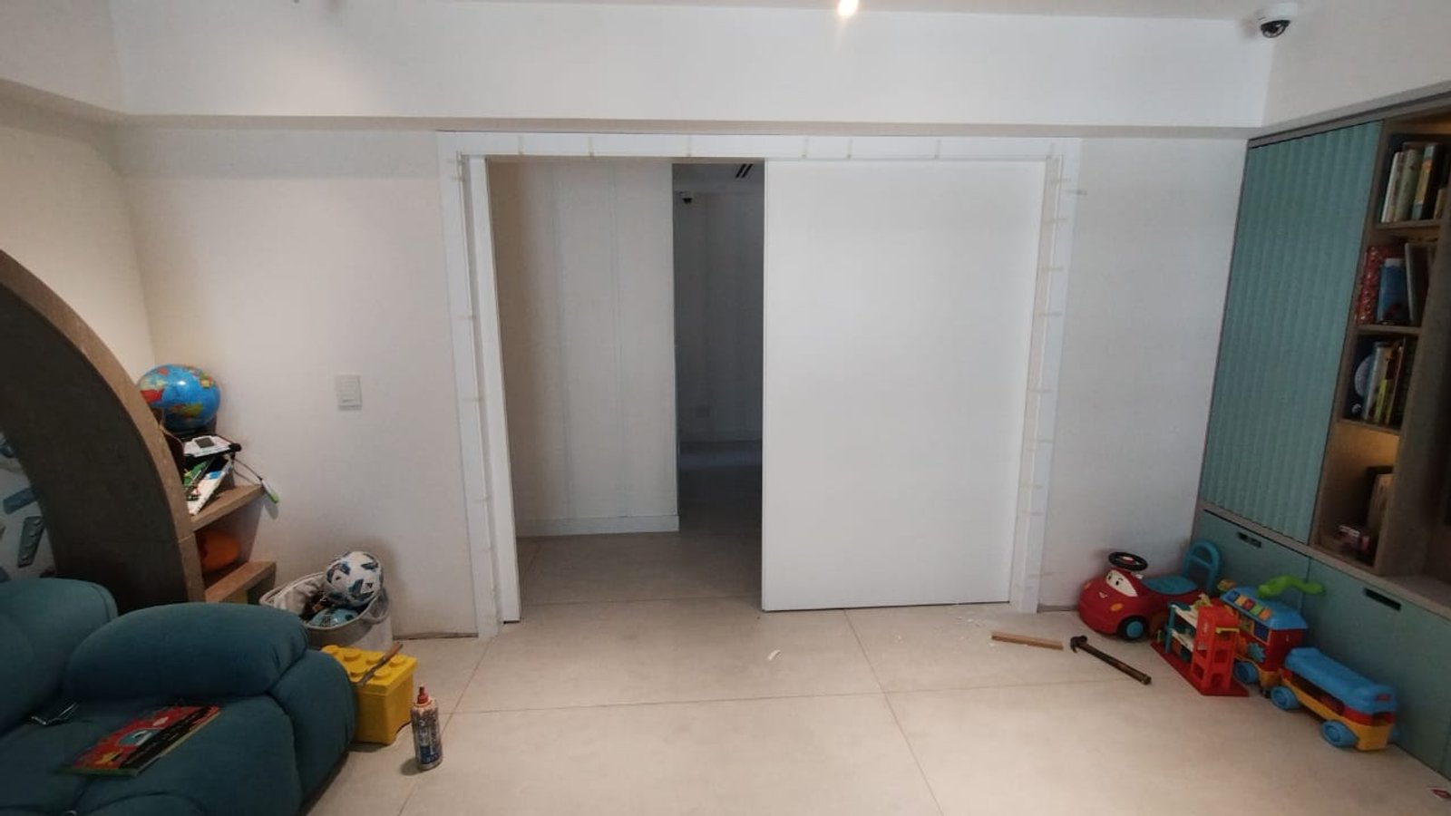 Sala de estar moderna con sofá seccional y puertas corredizas — proyecto Obra Segui, por Licefe Carpentry SRL, en Palermo