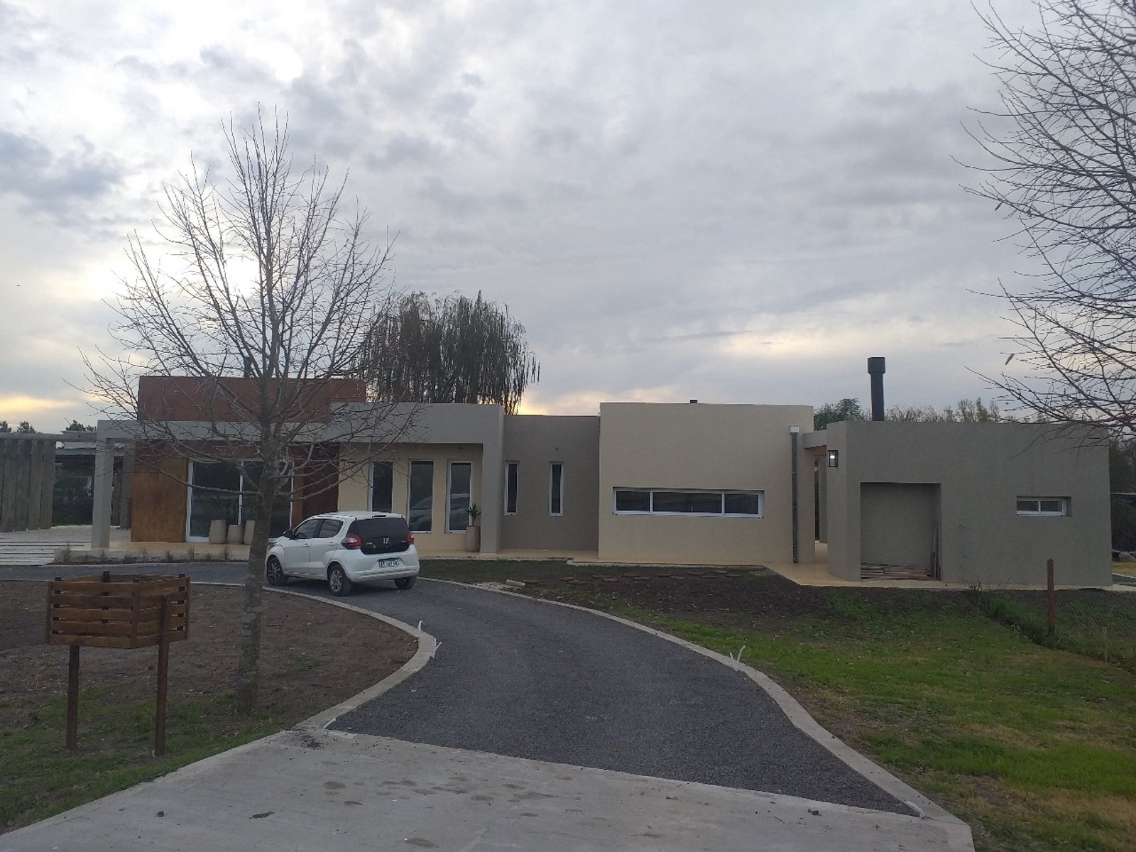 casa moderna cinza e bege com grandes janelas — projeto Vivienda unifamiliar en Chacras de la reserva, por Sep Arquitectura, em B2814 Los Cardales