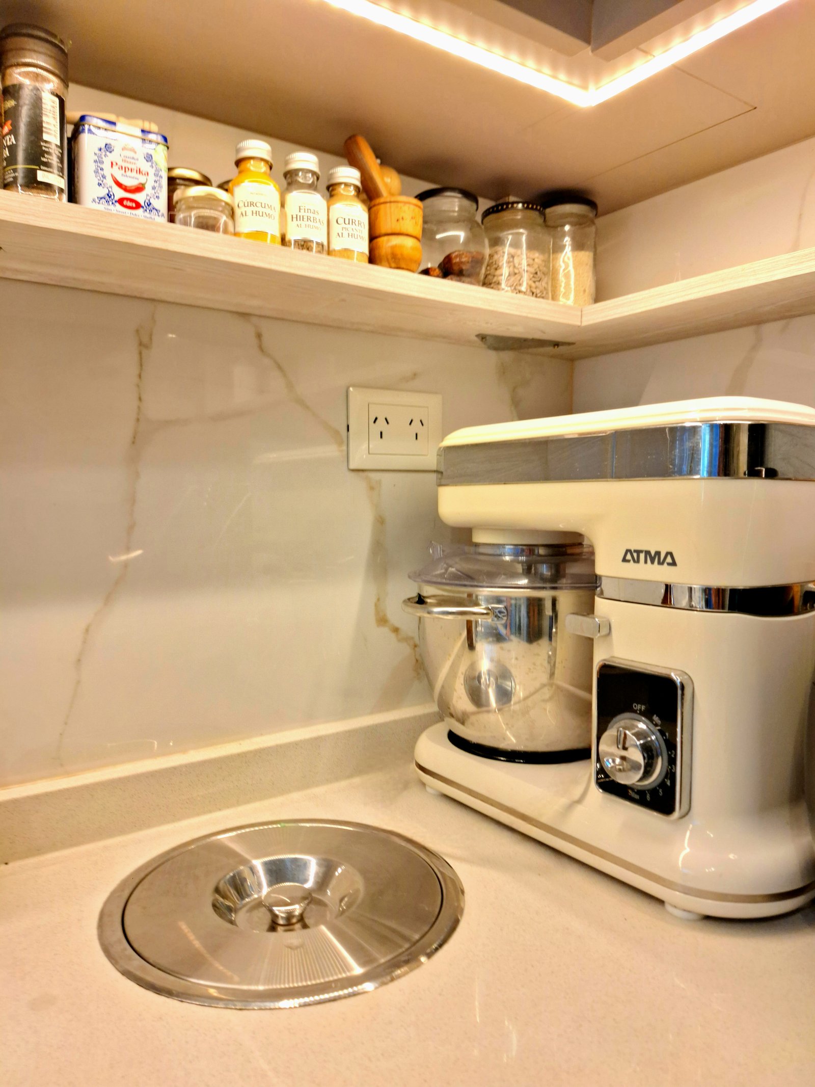 Cocina moderna con detalles en mármol y electrodomésticos en beige — proyecto PROYECTO PORTEZUELO, por HALESA ESTUDIO, en Av. de los Lagos 6595